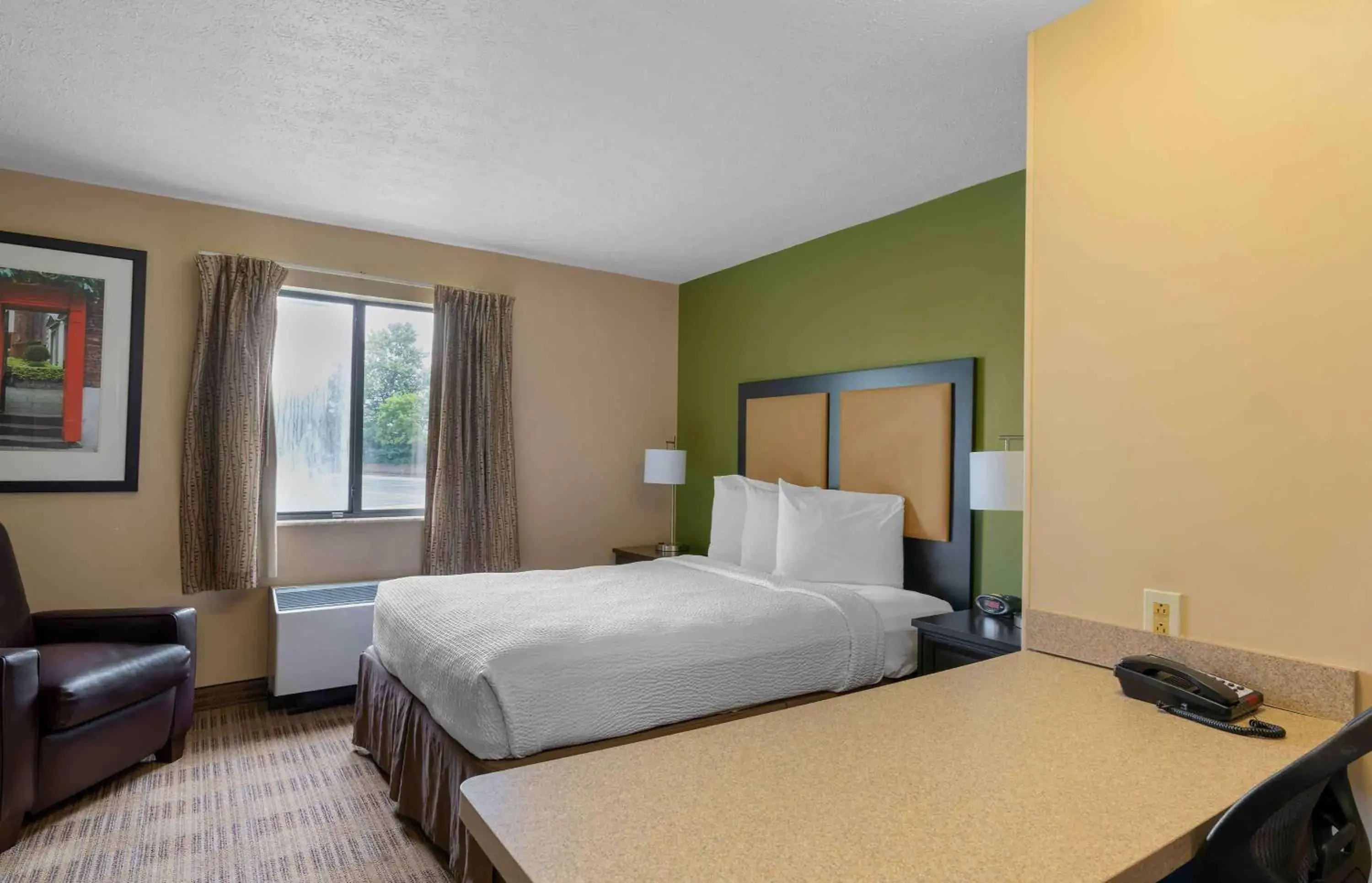 Bedroom, Bed in Suburban Studios Louisville East Bedroom, Bed in Suburban Studios Louisville East