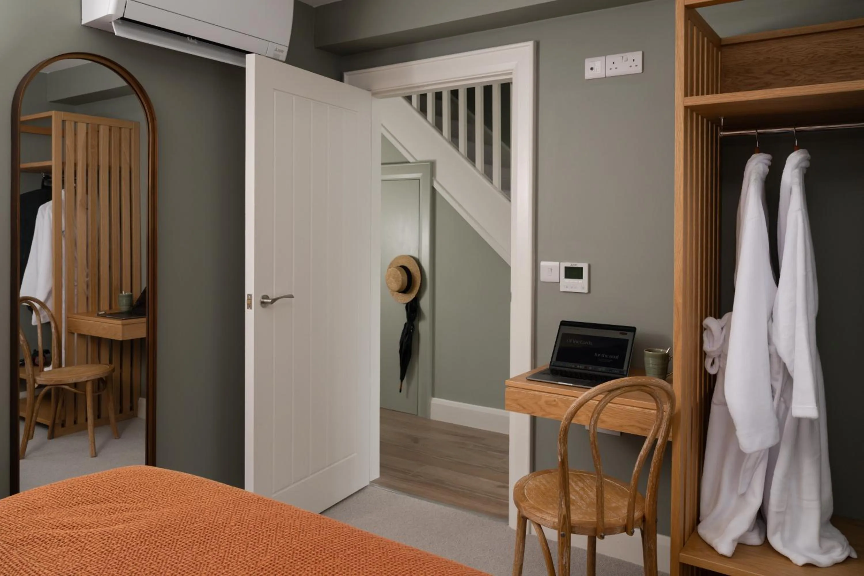 wardrobe, Bed in The Salthouse Hotel