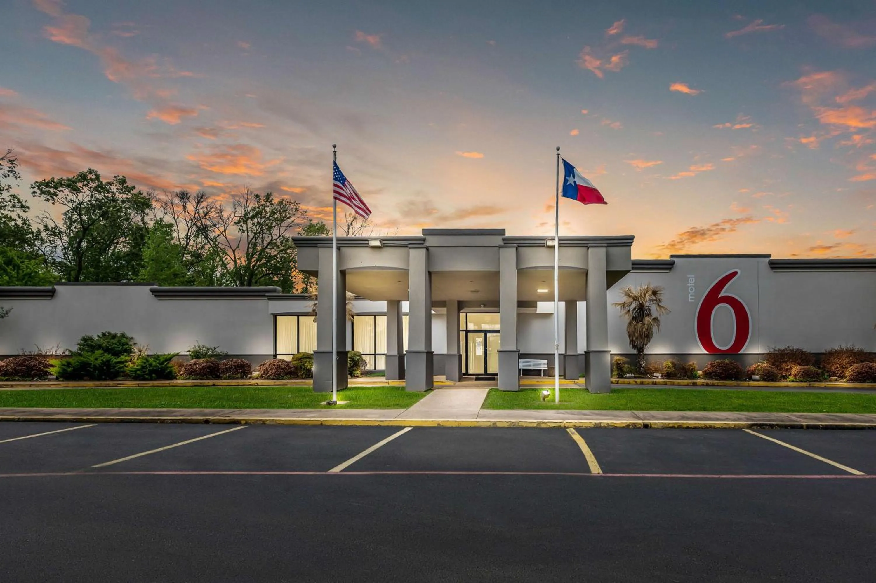 Property building in Motel 6-Henderson, TX