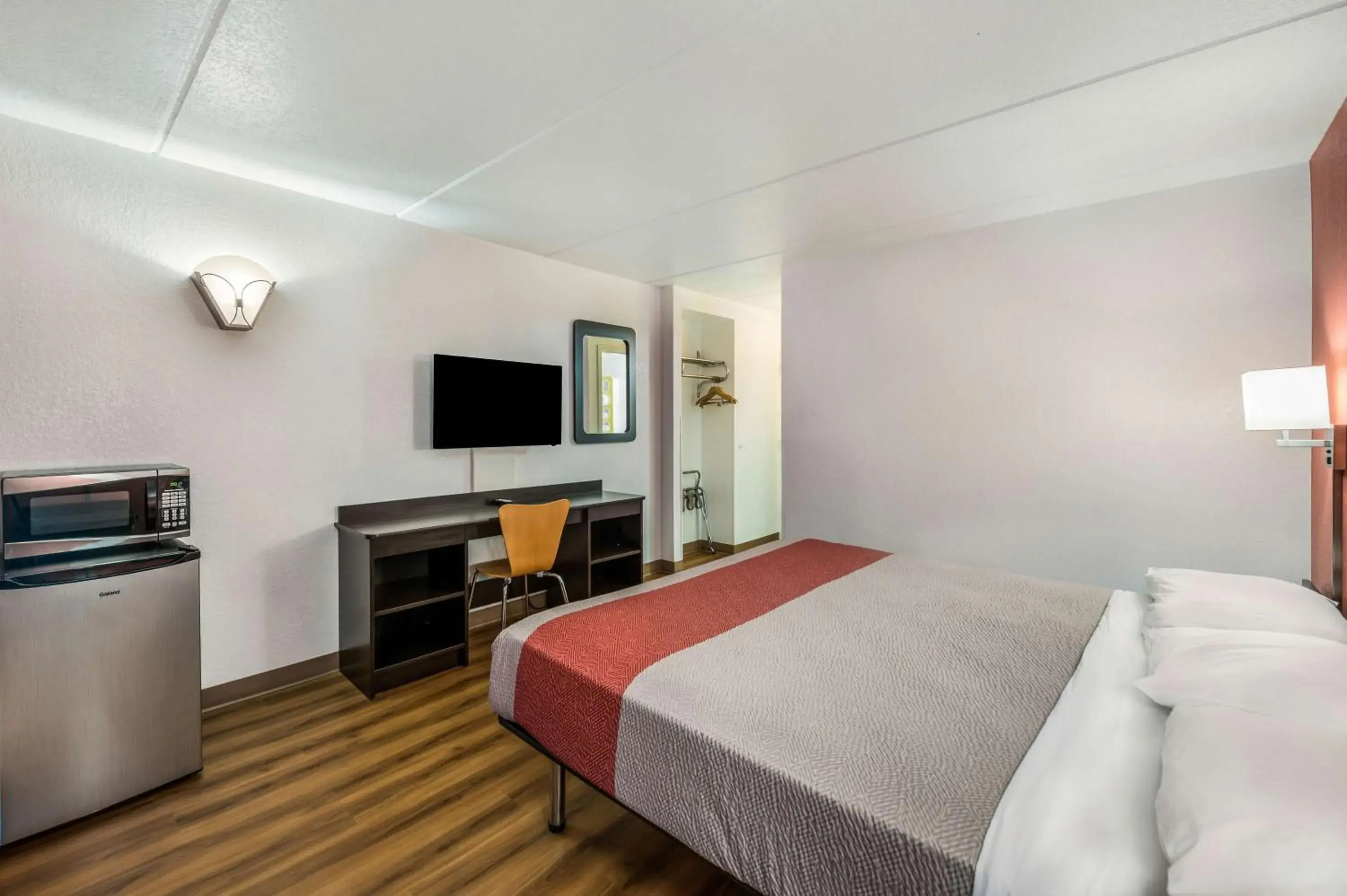 Photo of the whole room, Bed in Motel 6-Henderson, TX Photo of the whole room, Bed in Motel 6-Henderson, TX