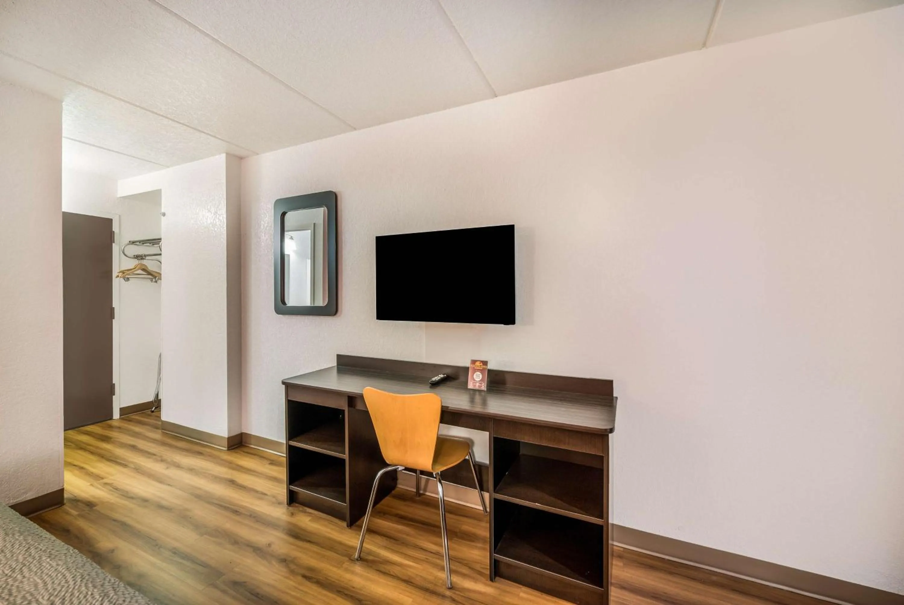 Photo of the whole room in Motel 6-Henderson, TX