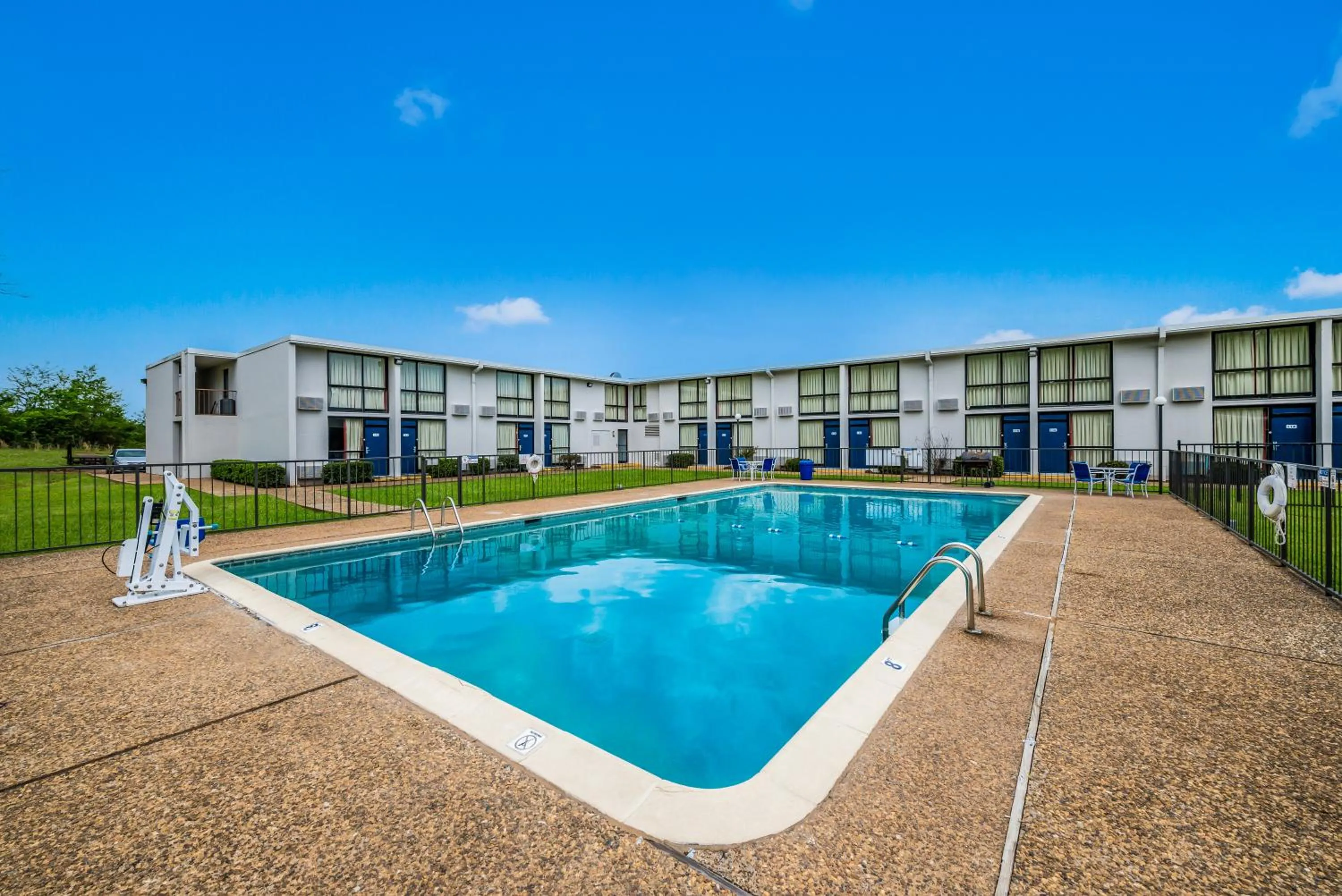 Swimming pool in Motel 6-Henderson, TX