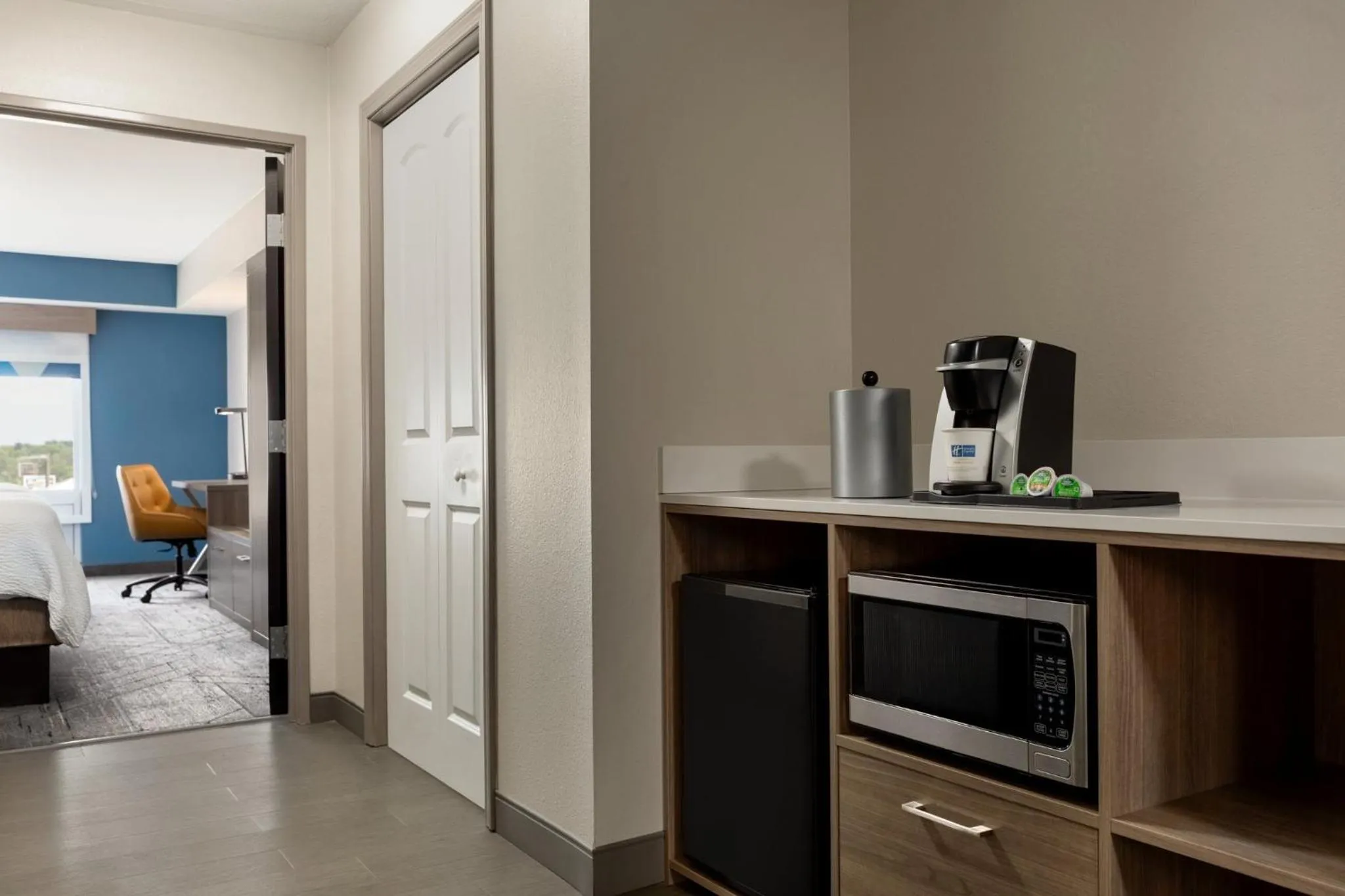 Photo of the whole room, Bed in Holiday Inn Express & Suites North Fremont by IHG