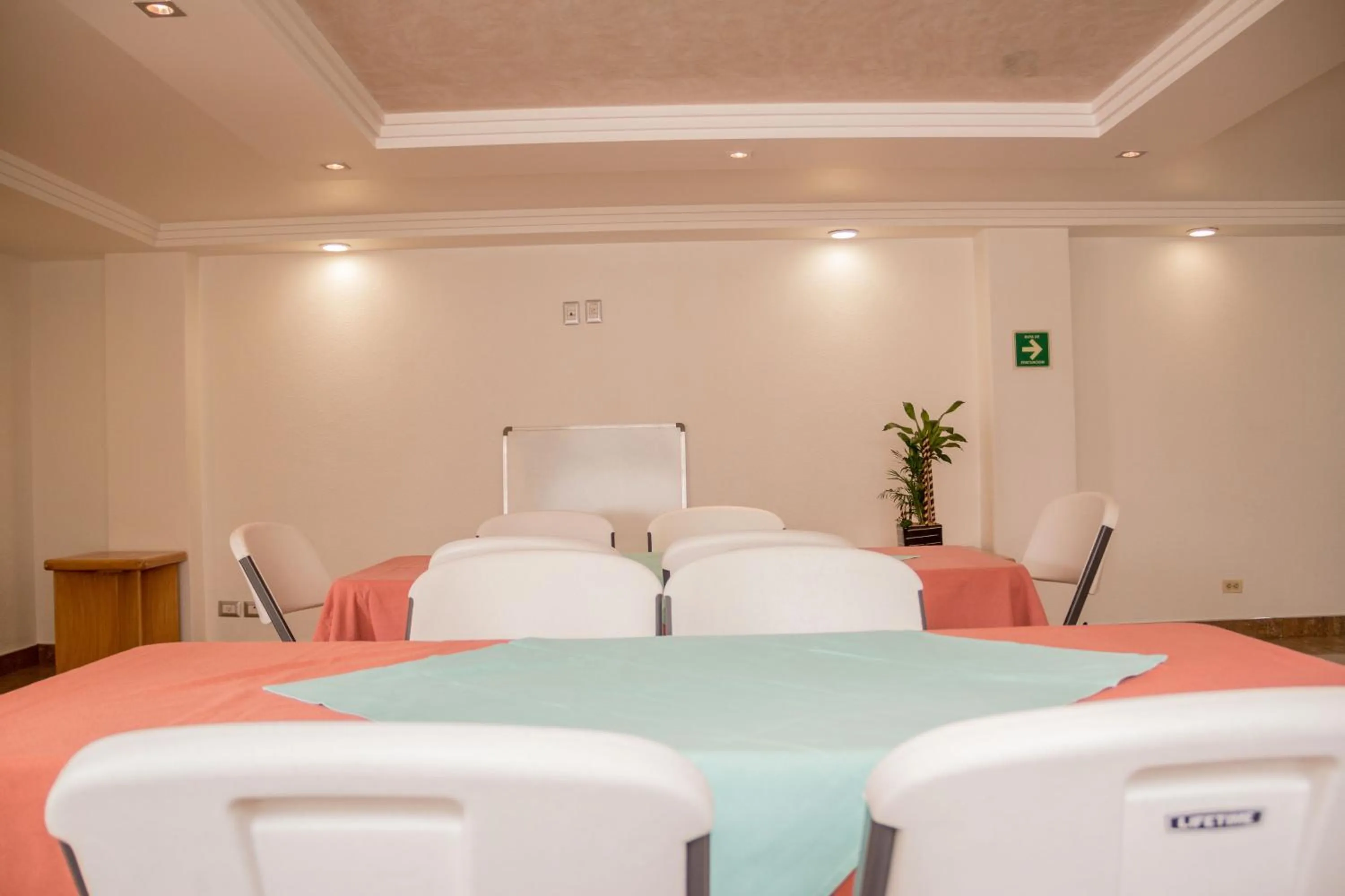 Meeting/conference room, Bed in Hotel Milan CDMX
