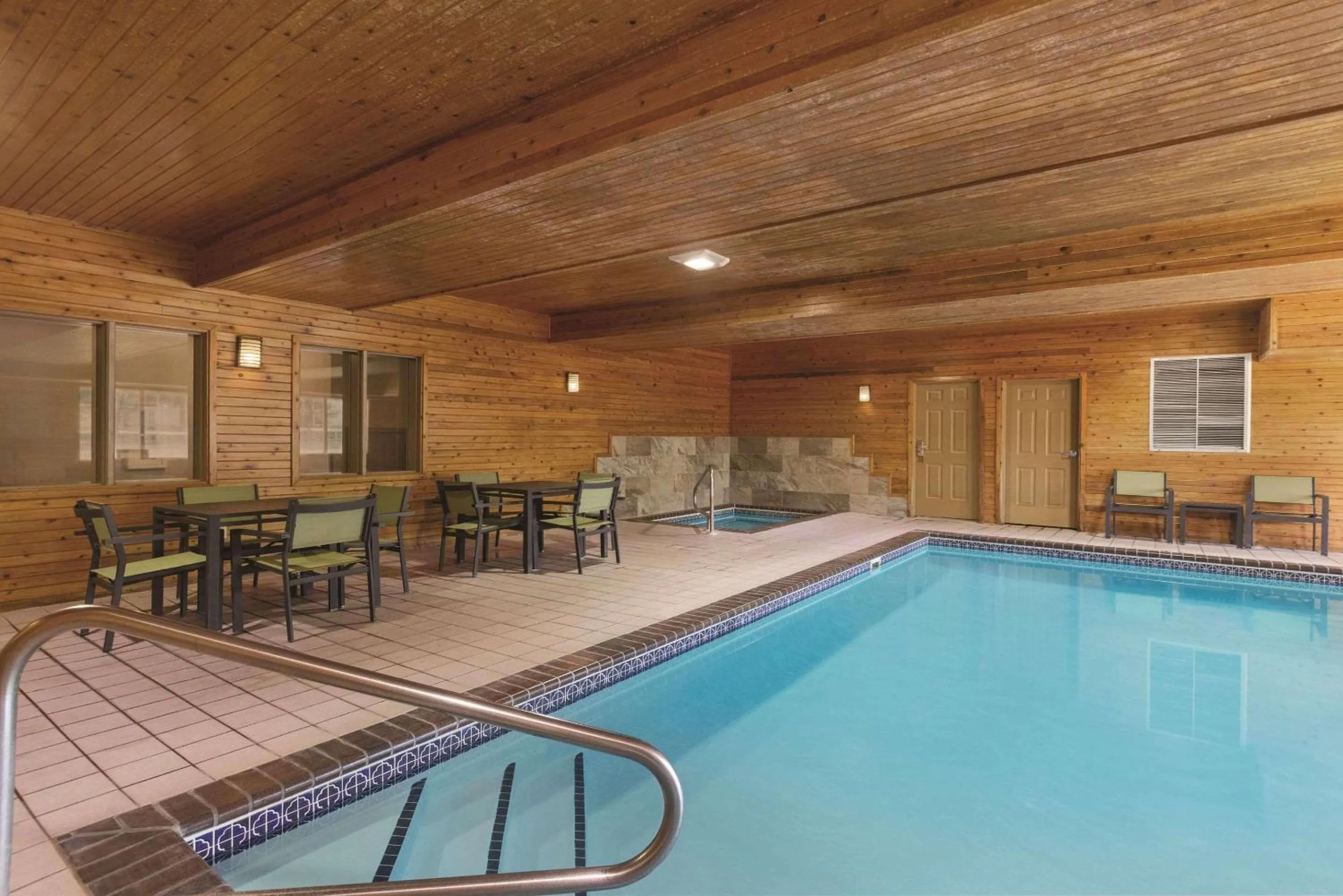 Swimming pool in Country Inn & Suites by Radisson, Albert Lea - Austin