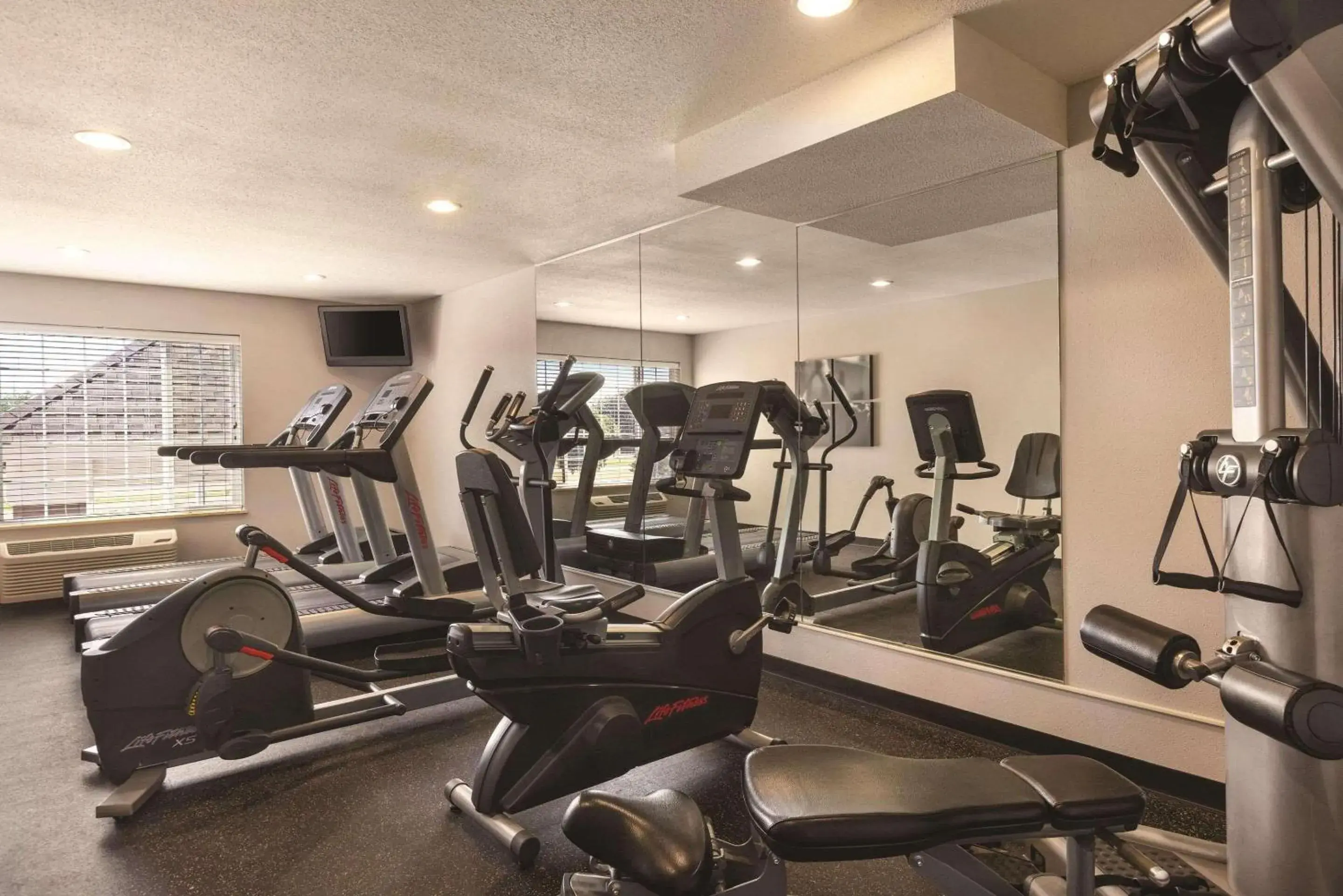 Fitness centre/facilities in Country Inn & Suites by Radisson, Albert Lea - Austin Fitness centre/facilities in Country Inn & Suites by Radisson, Albert Lea - Austin