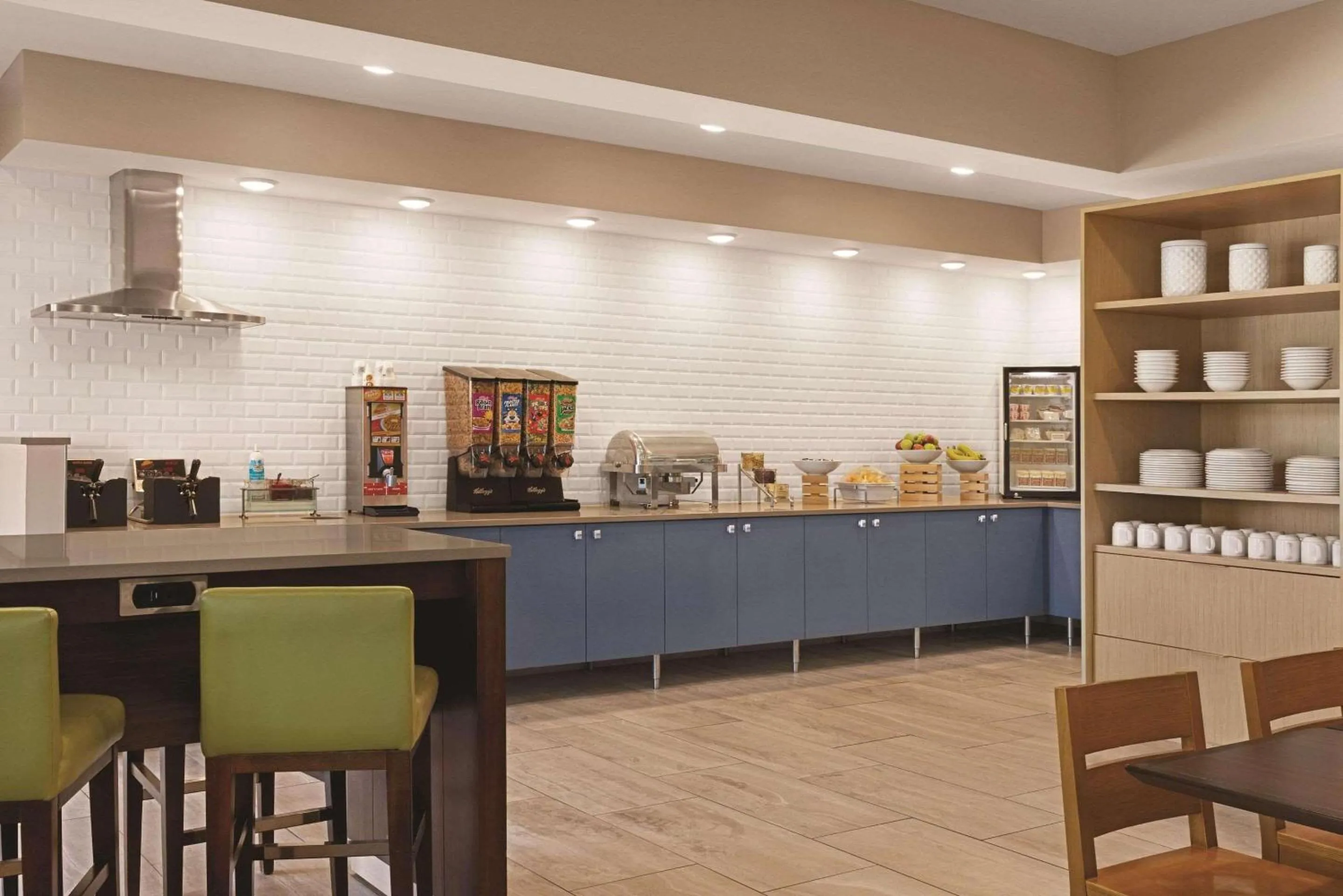 Breakfast in Country Inn & Suites by Radisson, Albert Lea - Austin