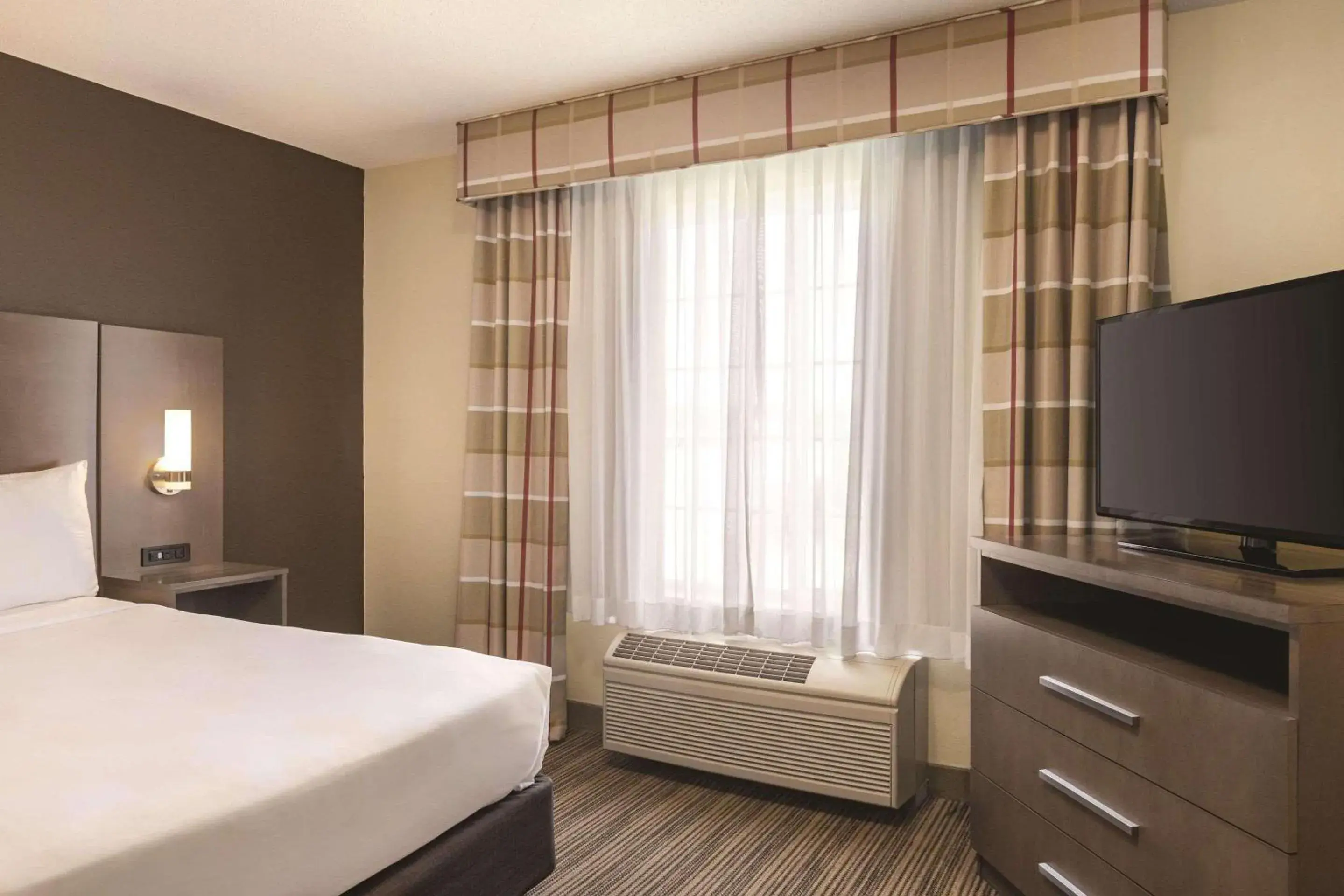 Bedroom, Bed in Country Inn & Suites by Radisson, Albert Lea - Austin Bedroom, Bed in Country Inn & Suites by Radisson, Albert Lea - Austin