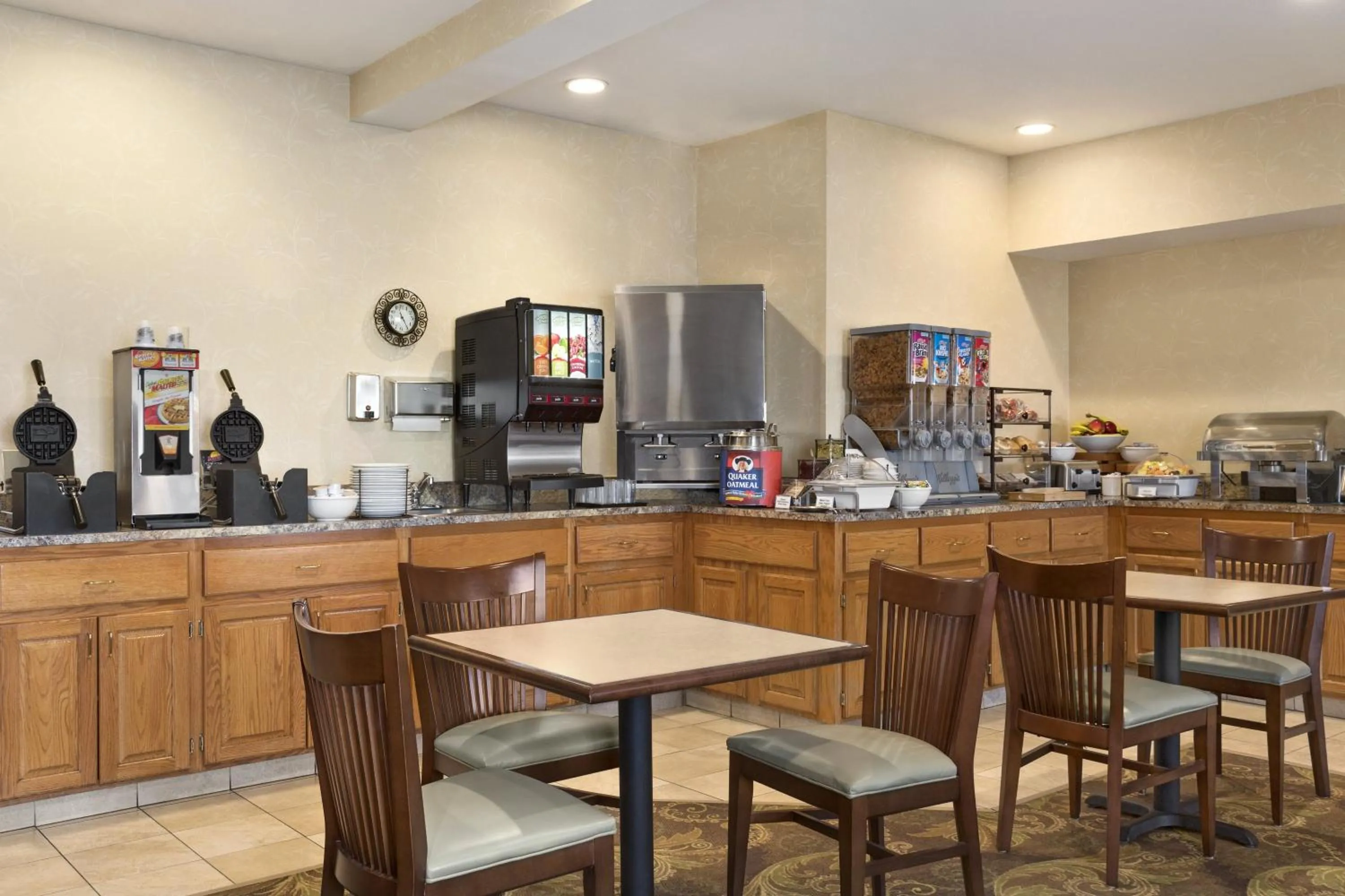 Buffet breakfast in Country Inn & Suites by Radisson, Albert Lea - Austin