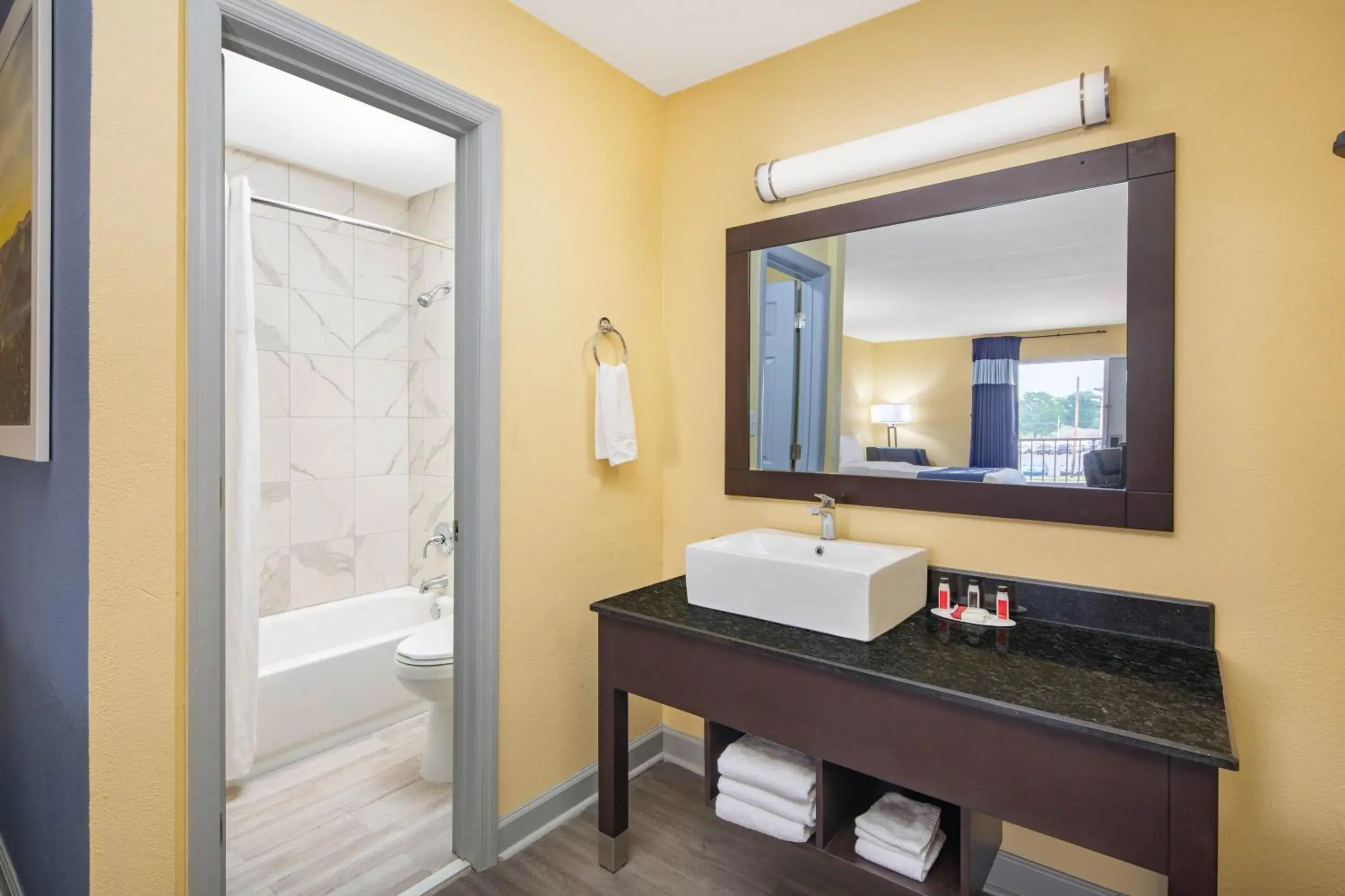 King Room - Non-Smoking in Days Inn by Wyndham Muscle Shoals King Room - Non-Smoking in Days Inn by Wyndham Muscle Shoals