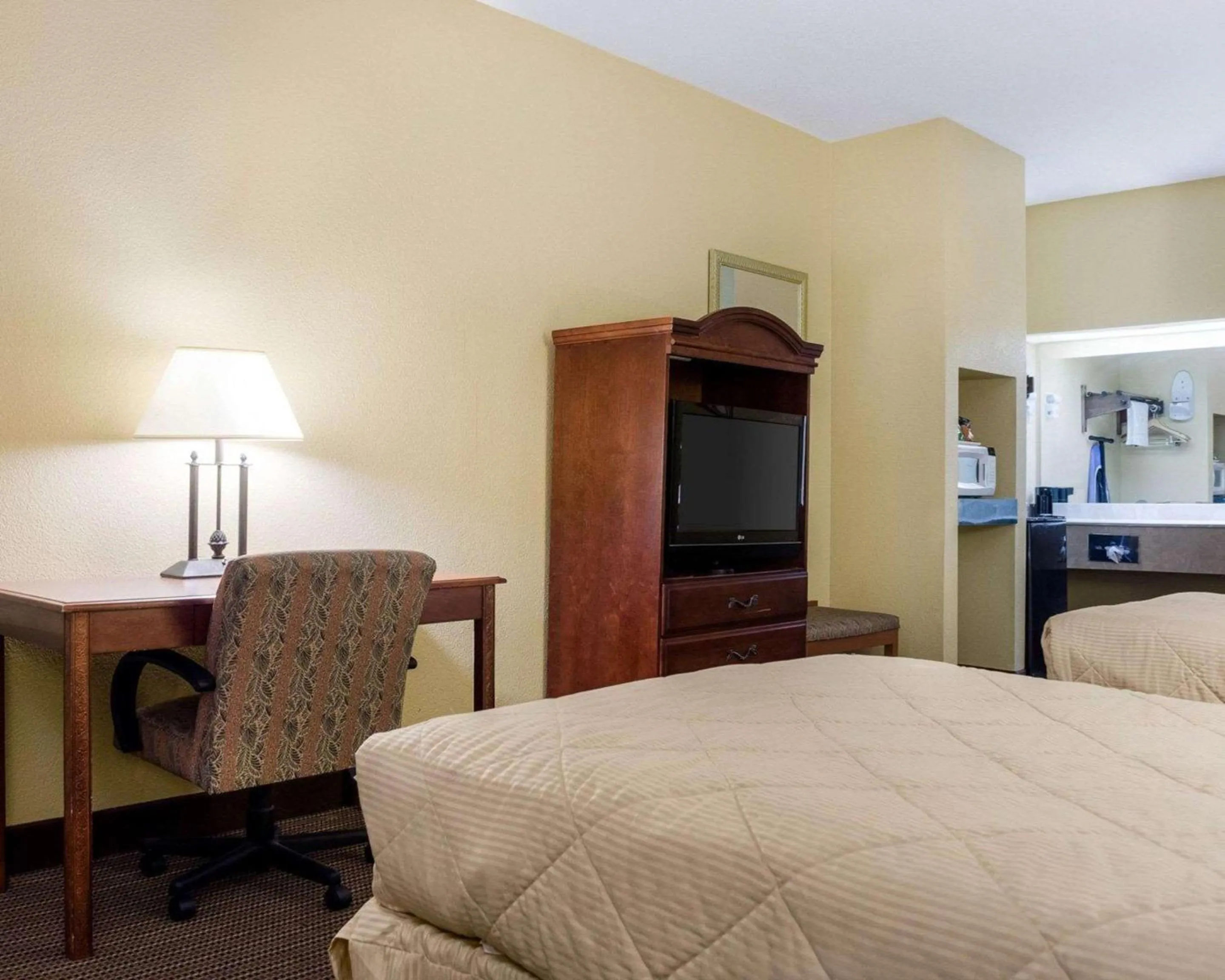 Photo of the whole room, Bed in Econo Lodge Greenville