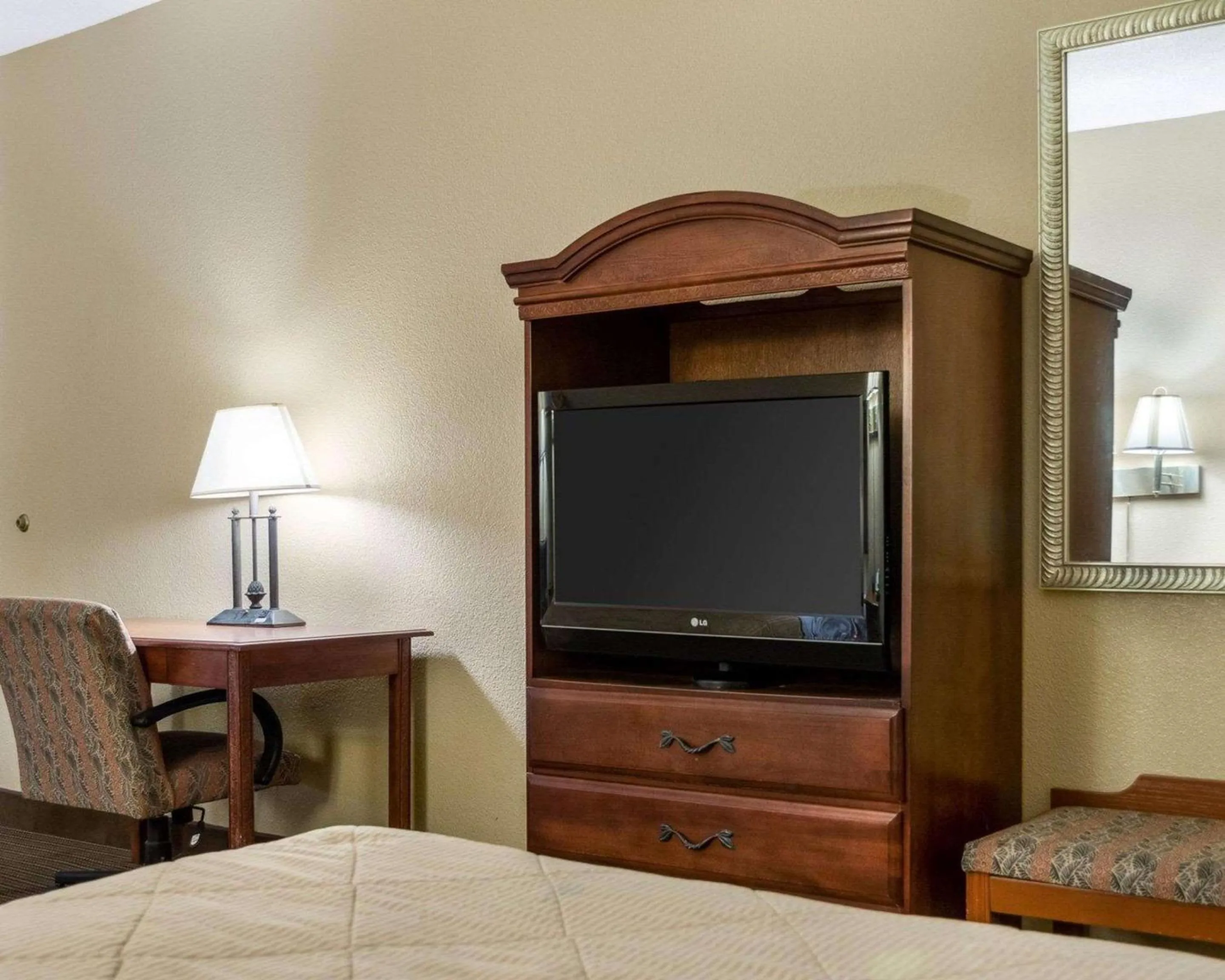 Photo of the whole room, Bed in Econo Lodge Greenville