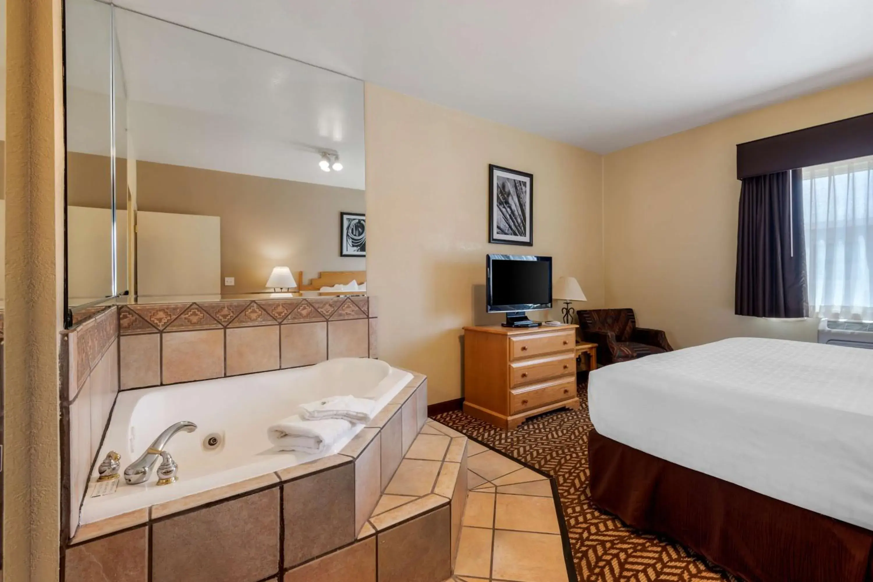 Photo of the whole room, Bed in Best Western Turquoise Inn & Suites Photo of the whole room, Bed in Best Western Turquoise Inn & Suites