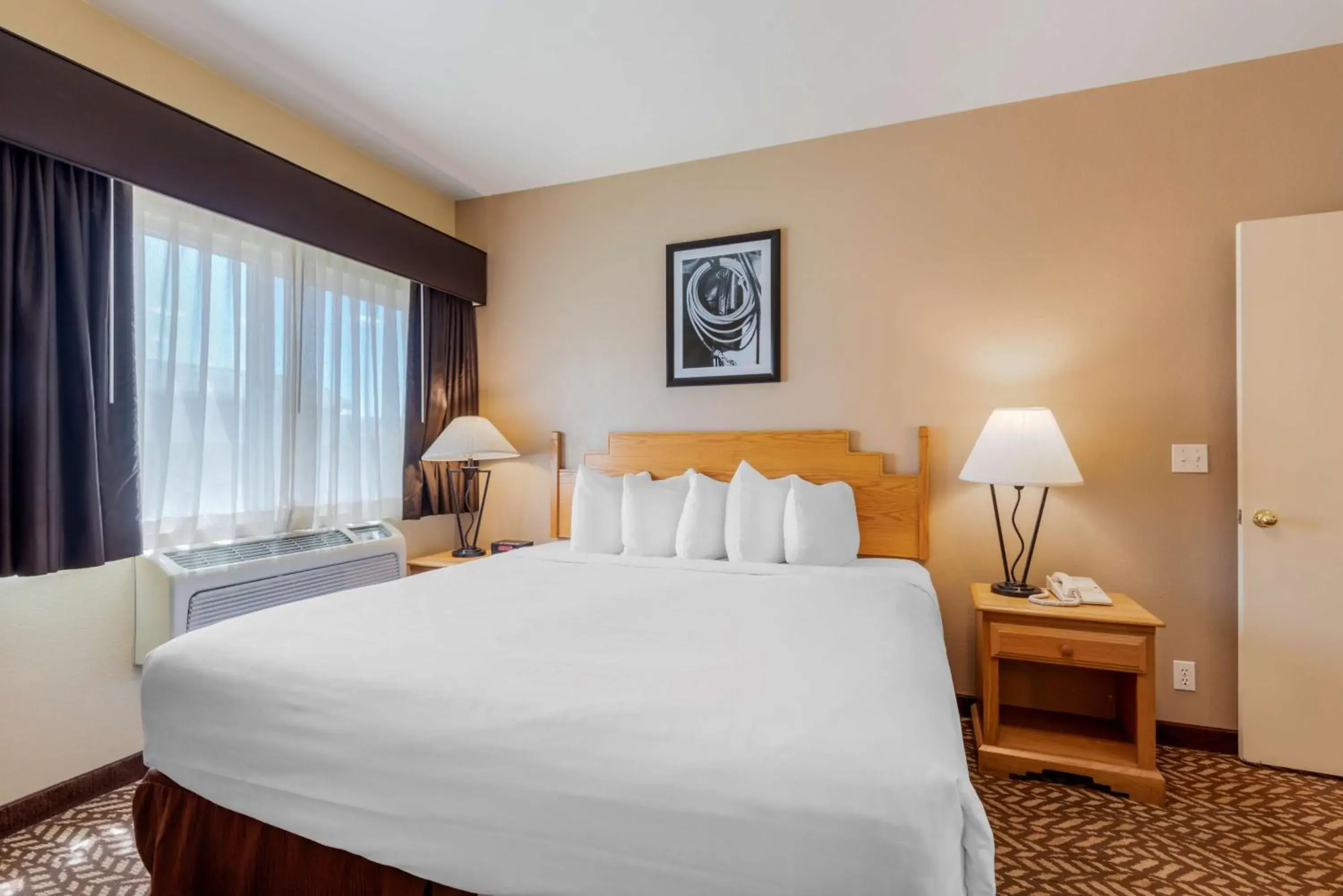 Photo of the whole room, Bed in Best Western Turquoise Inn & Suites Photo of the whole room, Bed in Best Western Turquoise Inn & Suites