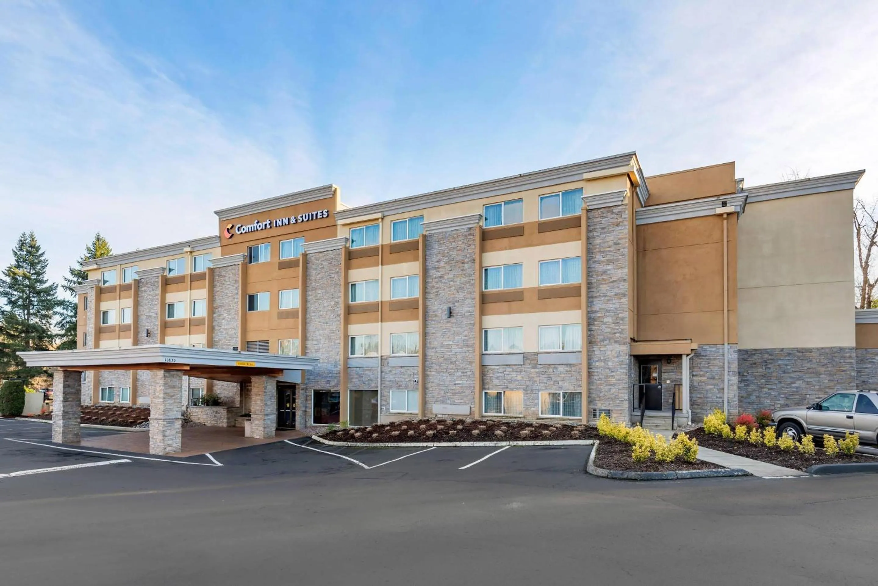 Property building in Comfort Inn & Suites Tigard near Washington Square