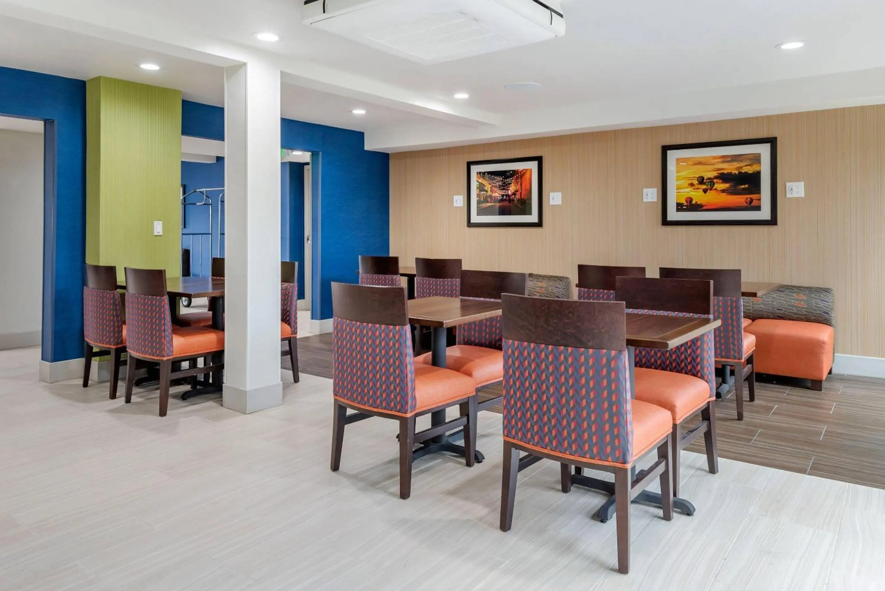 Breakfast in Comfort Inn & Suites Tigard near Washington Square