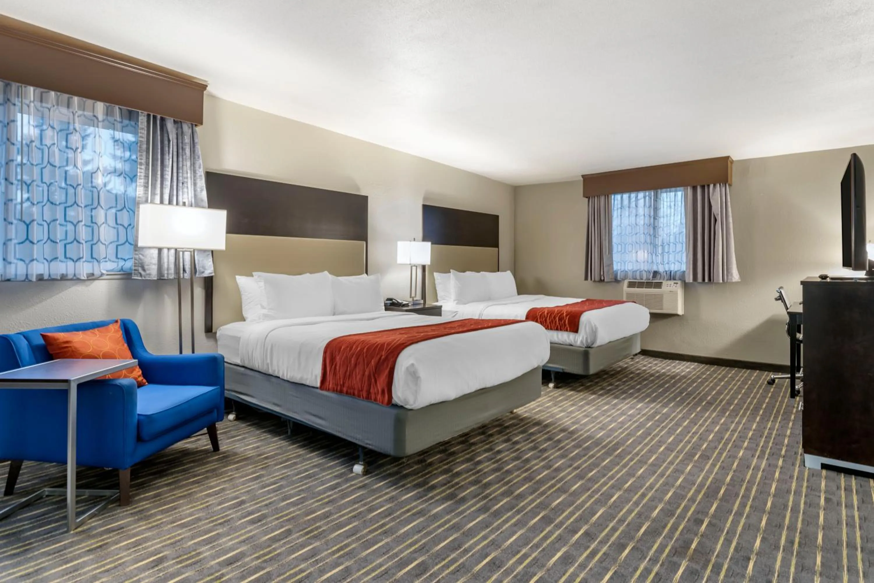 Photo of the whole room, Bed in Comfort Inn & Suites Tigard near Washington Square