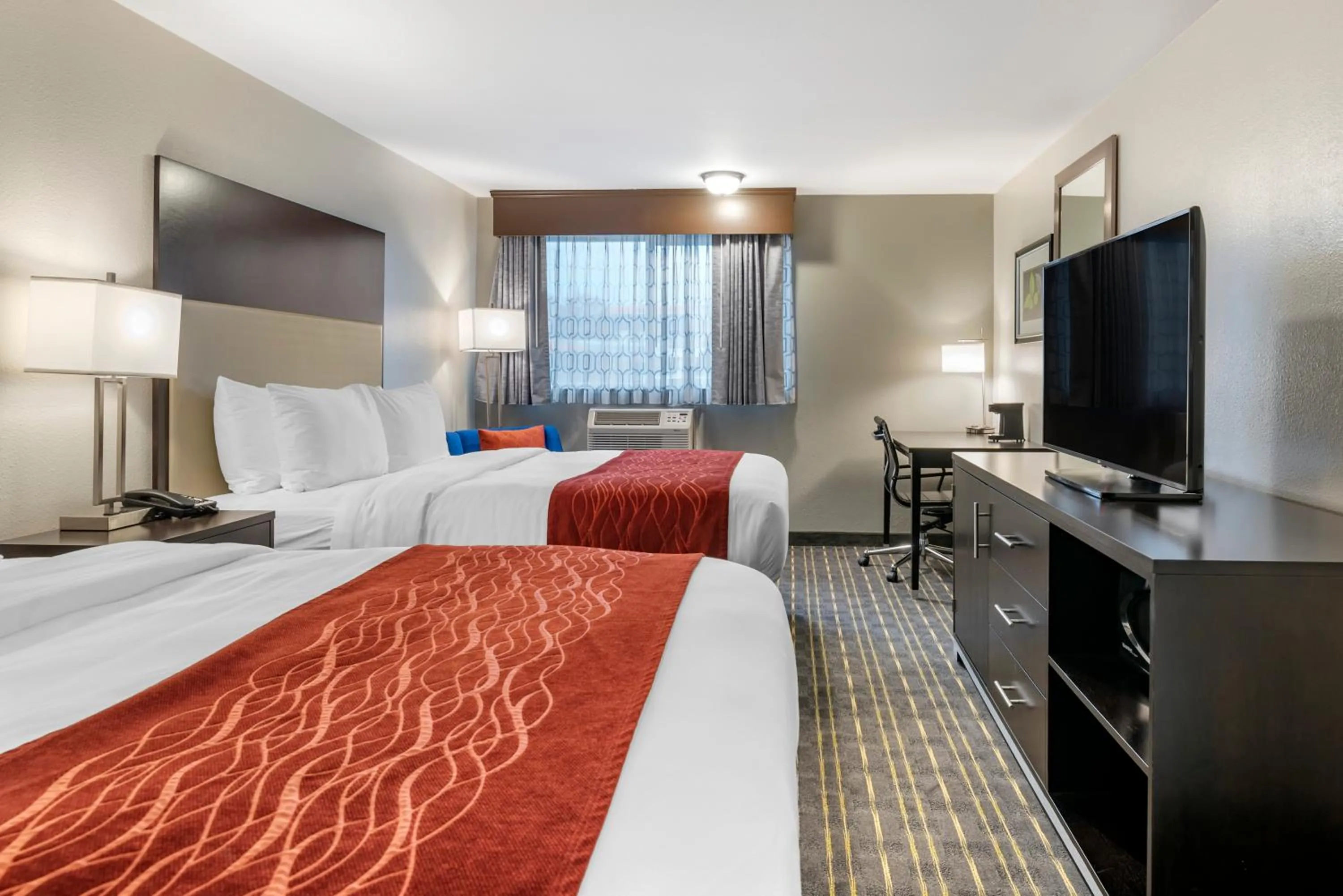 Photo of the whole room, Bed in Comfort Inn & Suites Tigard near Washington Square