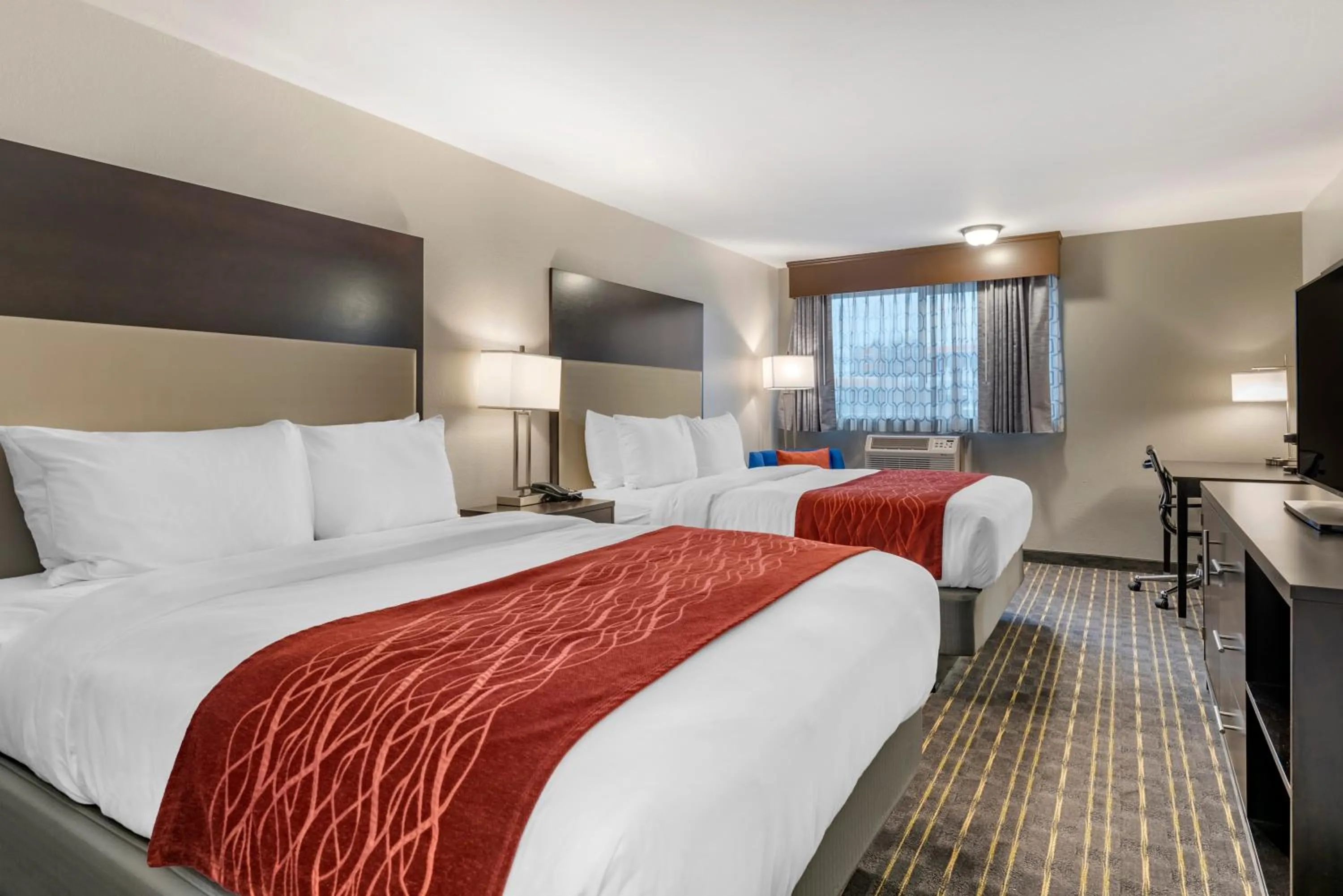 Photo of the whole room, Bed in Comfort Inn & Suites Tigard near Washington Square