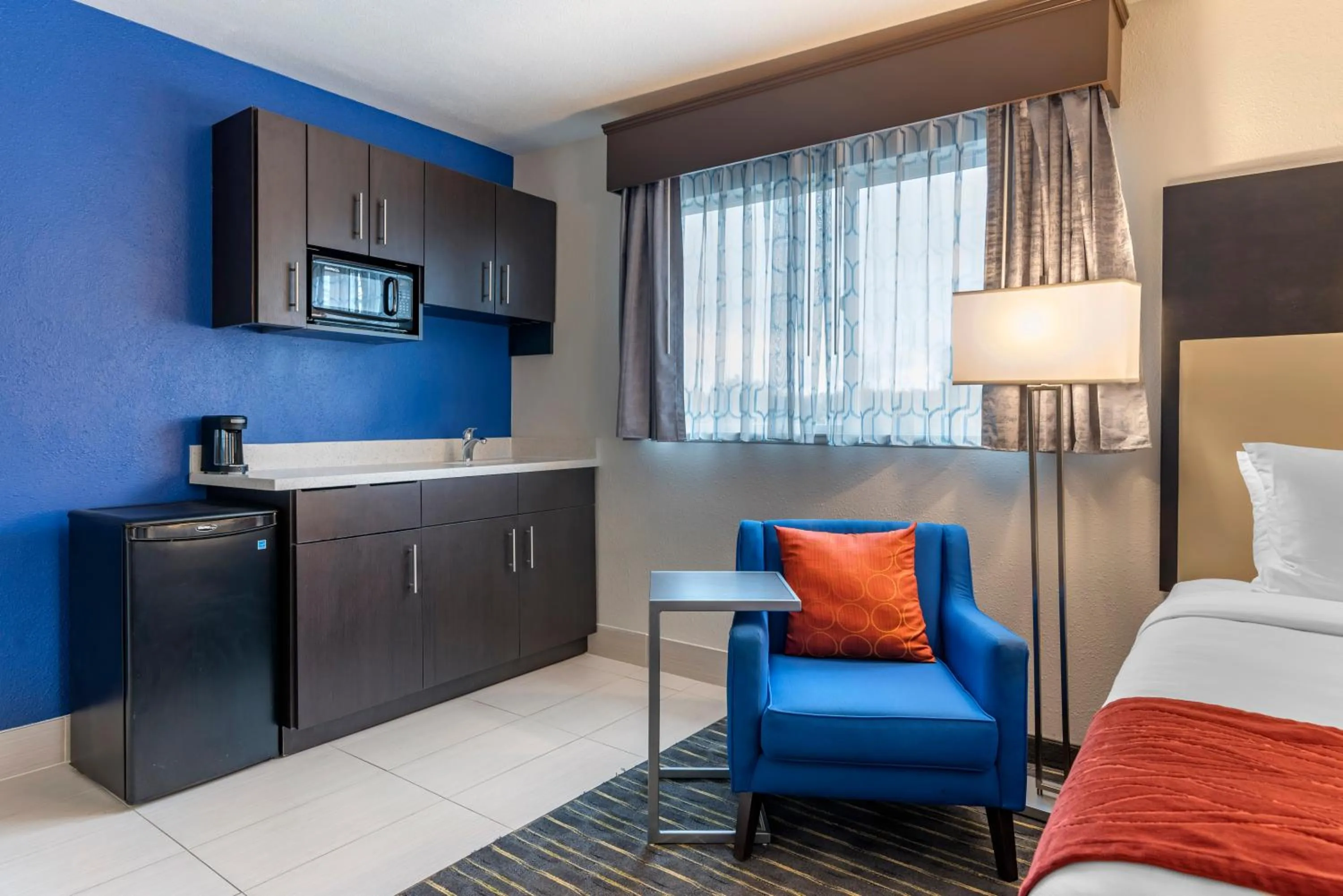 Kitchen or kitchenette, Bed in Comfort Inn & Suites Tigard near Washington Square