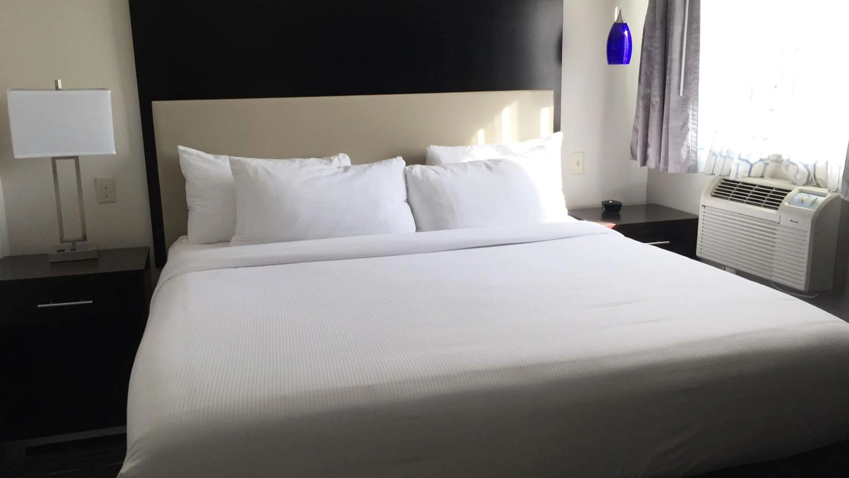 Bed in Comfort Inn & Suites Tigard near Washington Square