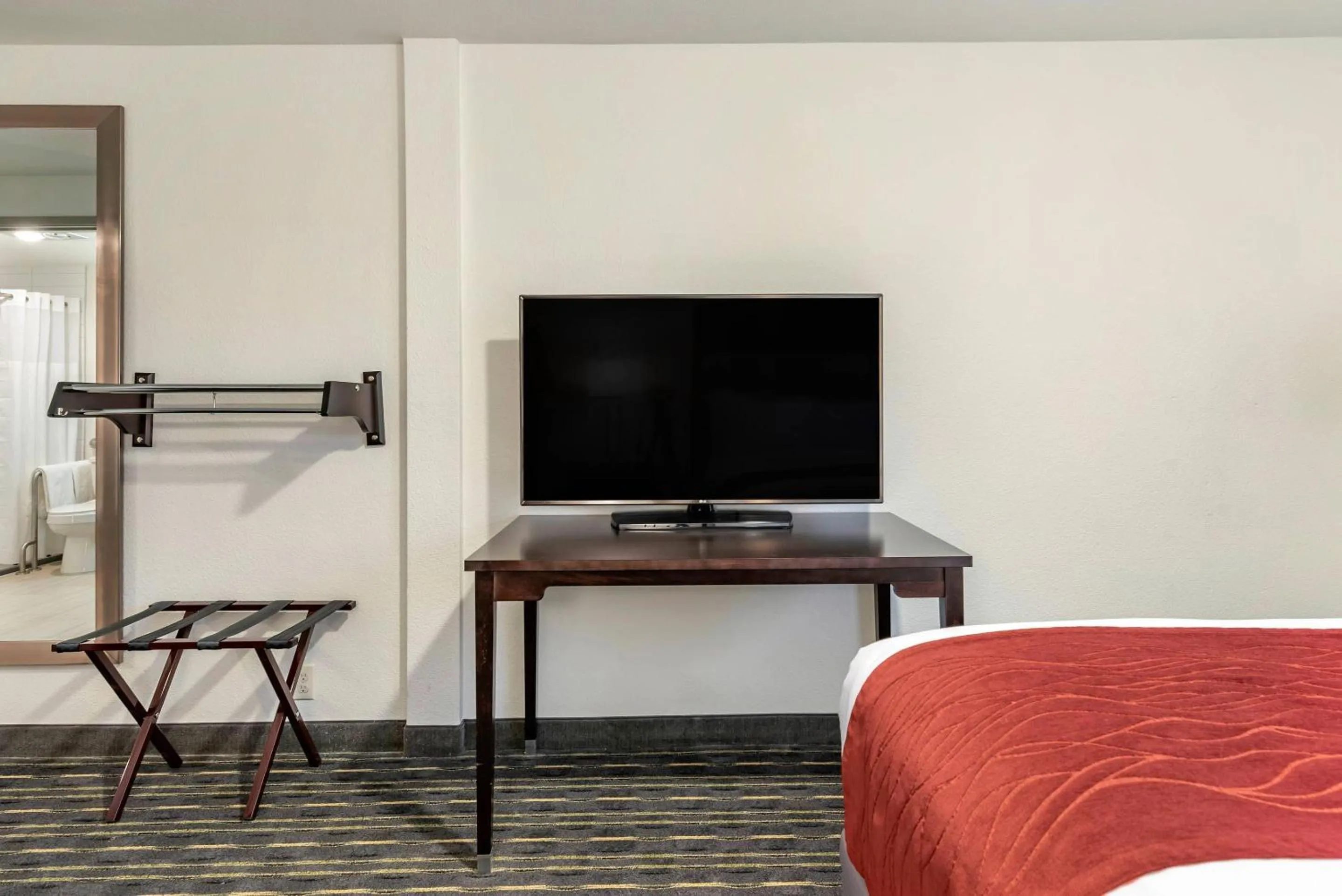 Bedroom, Bed in Comfort Inn & Suites Tigard near Washington Square
