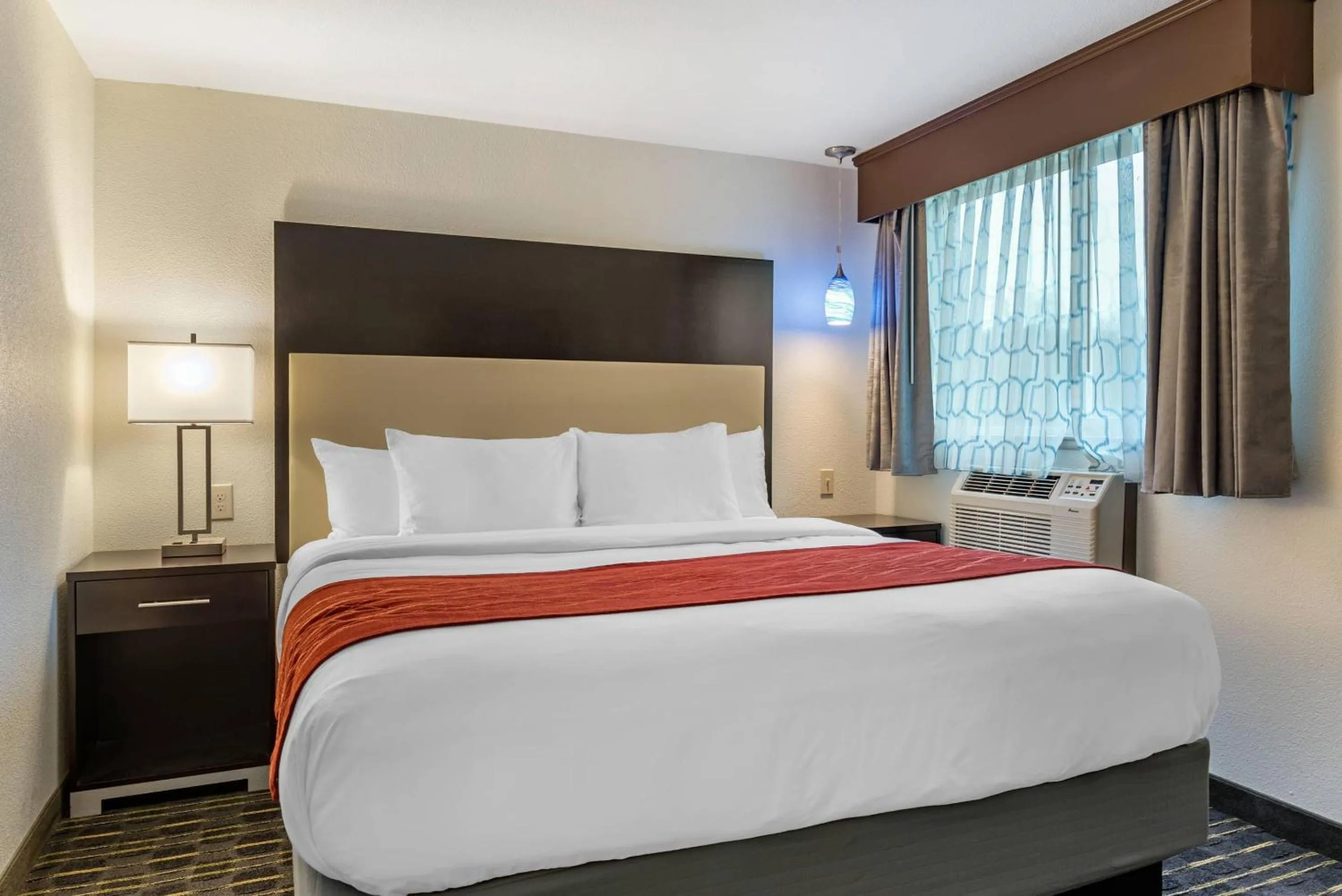 Bedroom, Bed in Comfort Inn & Suites Tigard near Washington Square