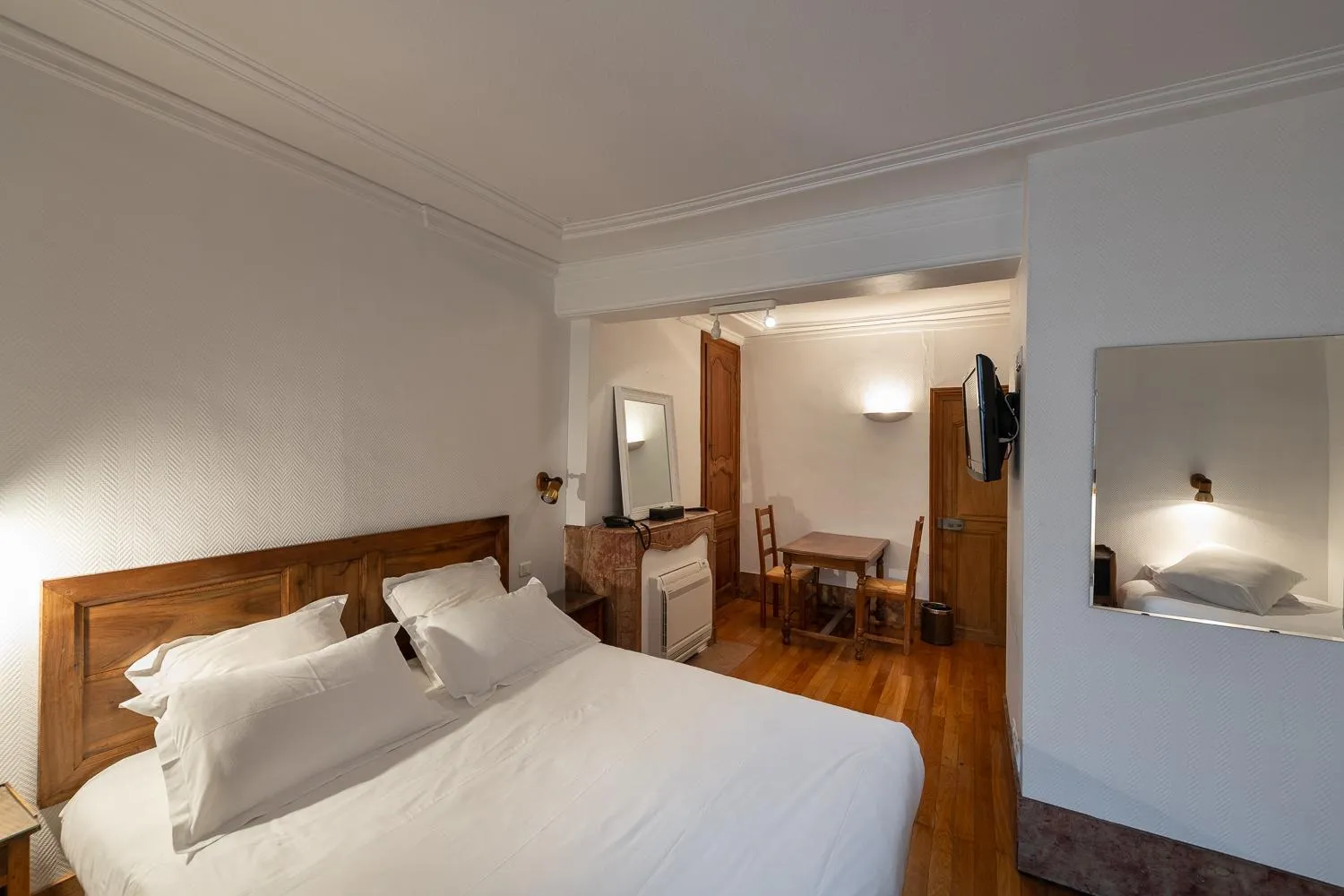 Photo of the whole room, Bed in Hôtel des Tonneliers