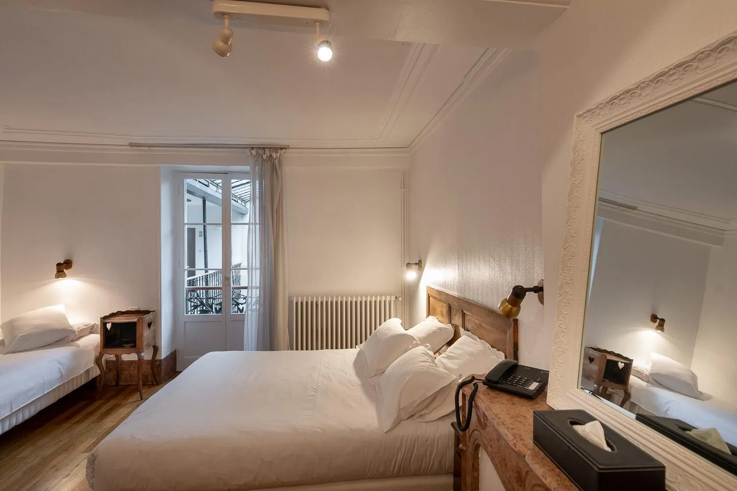 Photo of the whole room, Bed in Hôtel des Tonneliers