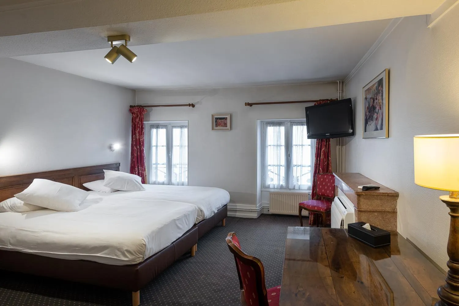 Photo of the whole room, Bed in Hôtel des Tonneliers