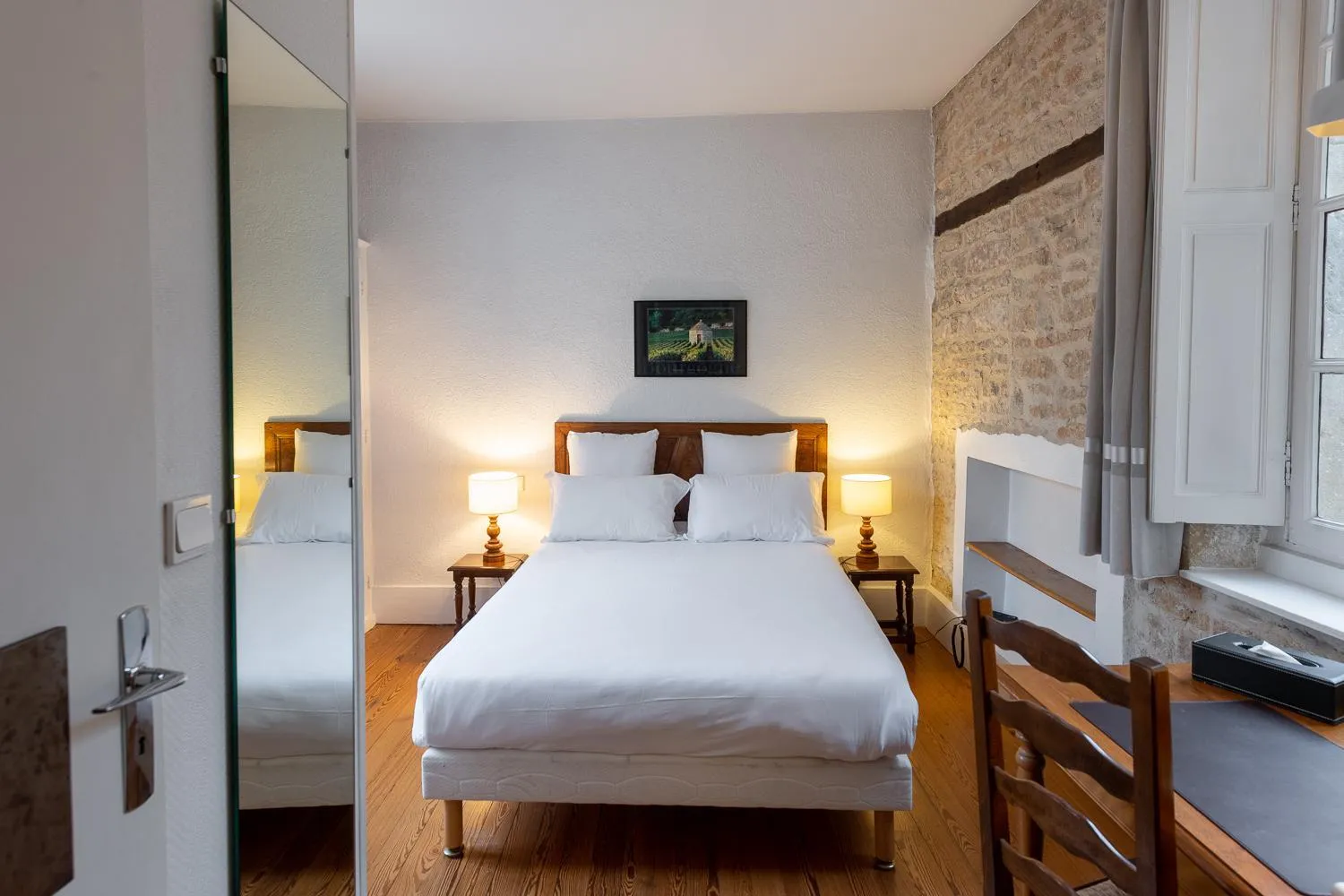 Bed in Hôtel des Tonneliers