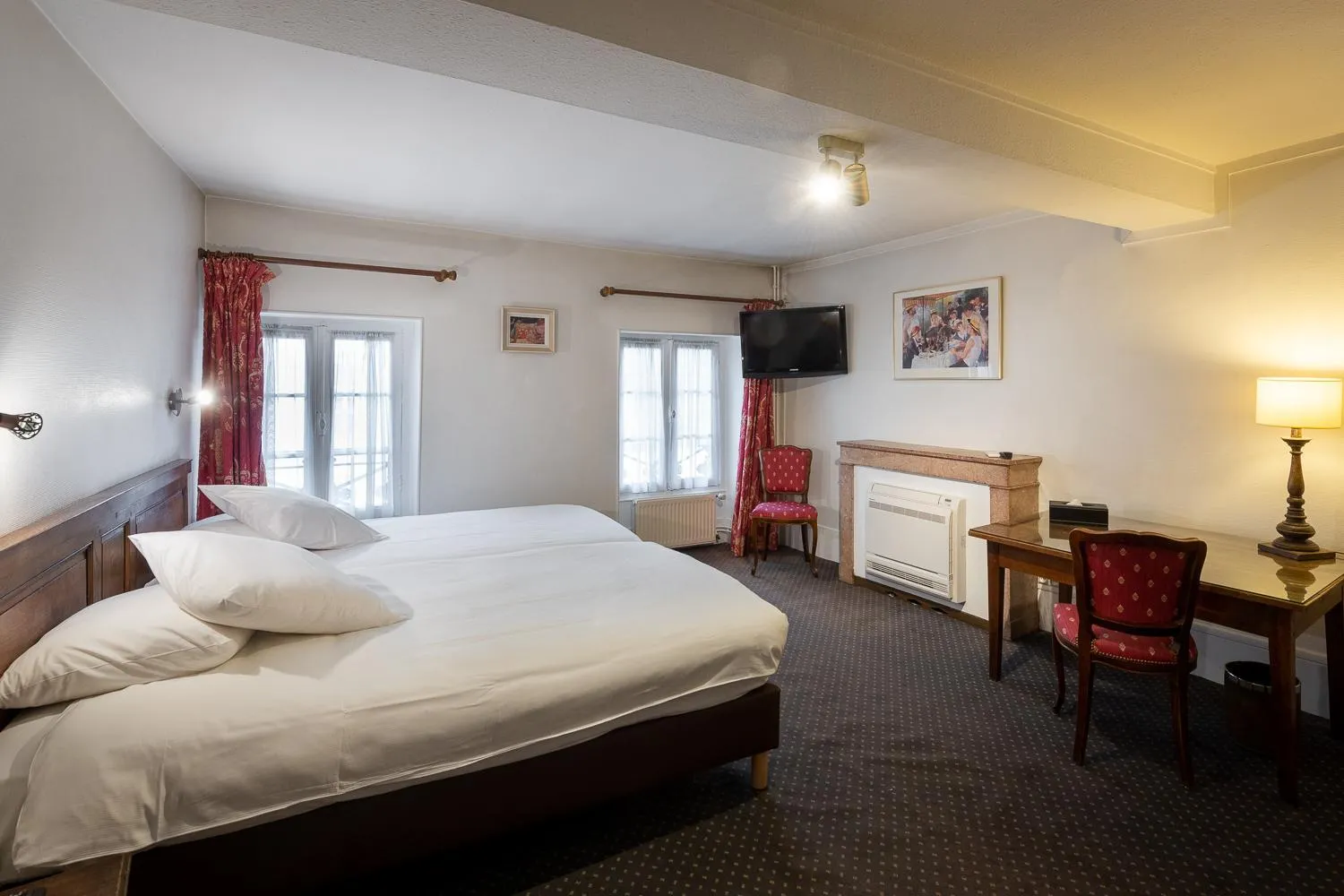 Bed in Hôtel des Tonneliers