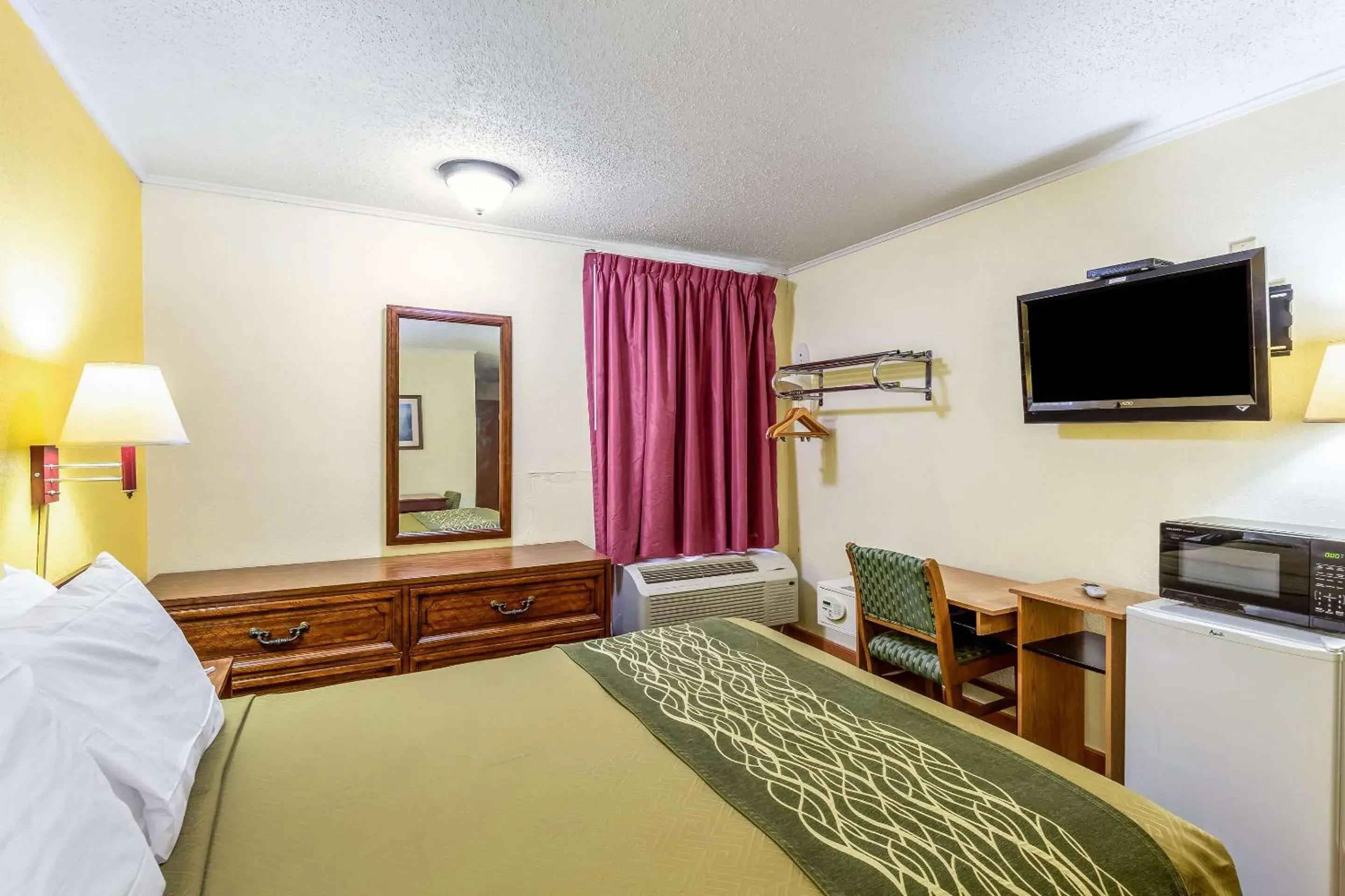 Photo of the whole room, Bed in Econo Lodge Morgantown