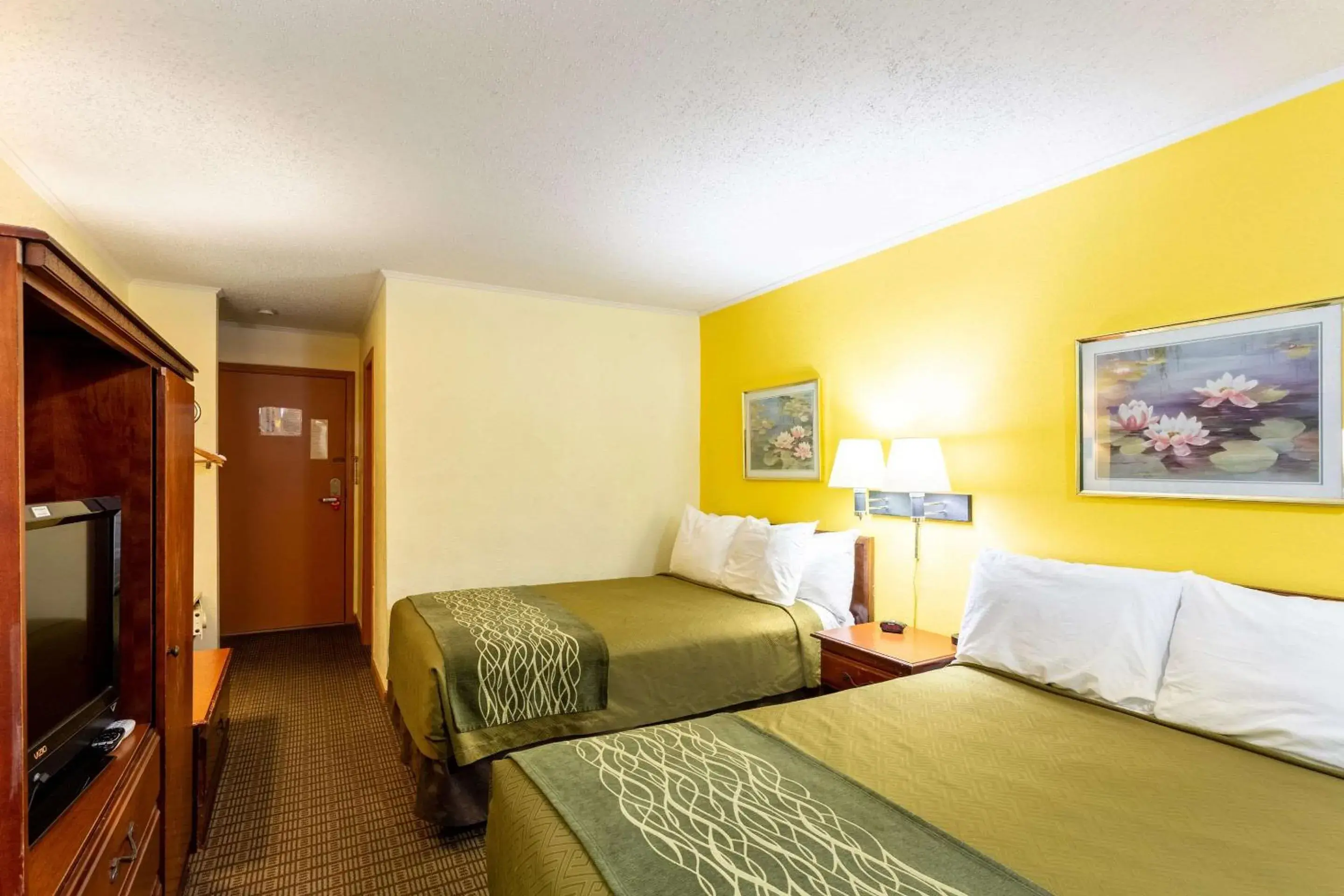 Photo of the whole room, Bed in Econo Lodge Morgantown