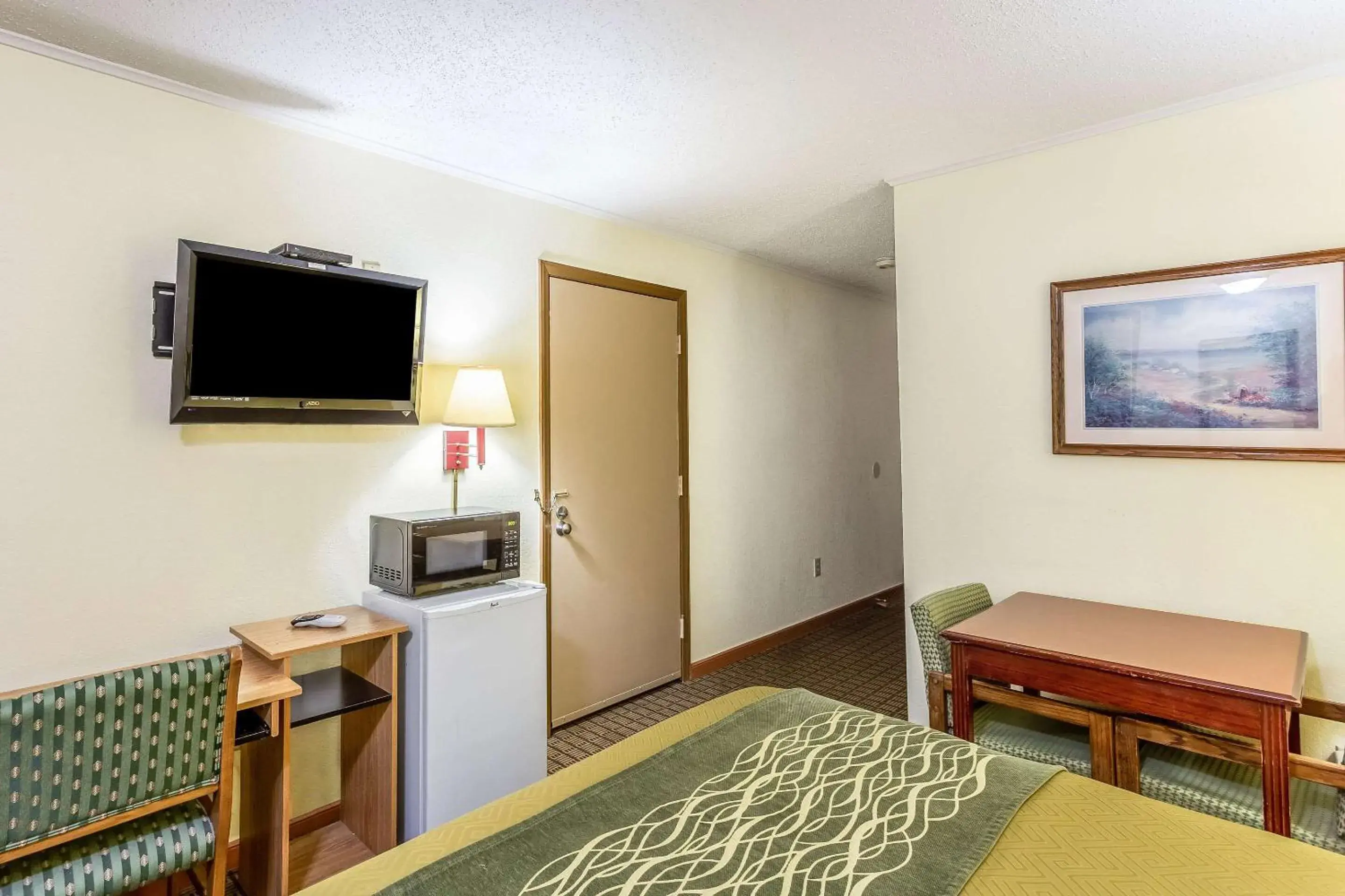 Photo of the whole room, TV/Entertainment Center in Econo Lodge Morgantown