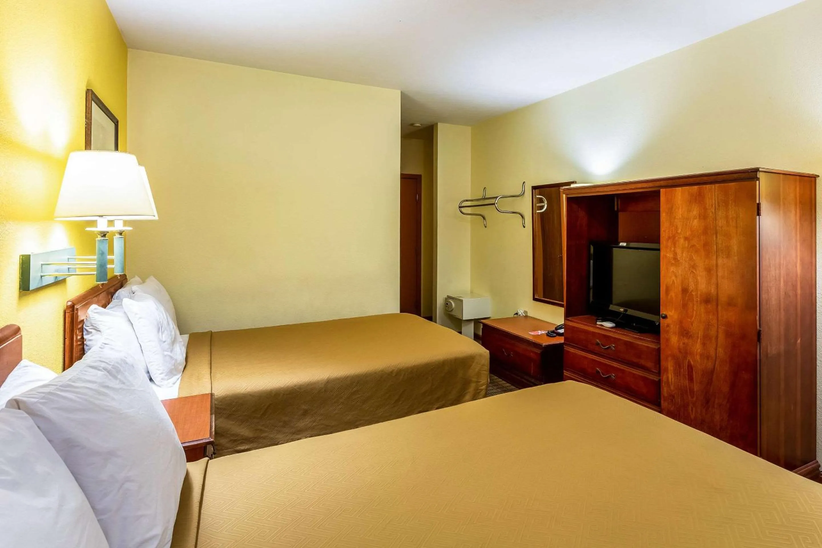 Photo of the whole room, Bed in Econo Lodge Morgantown