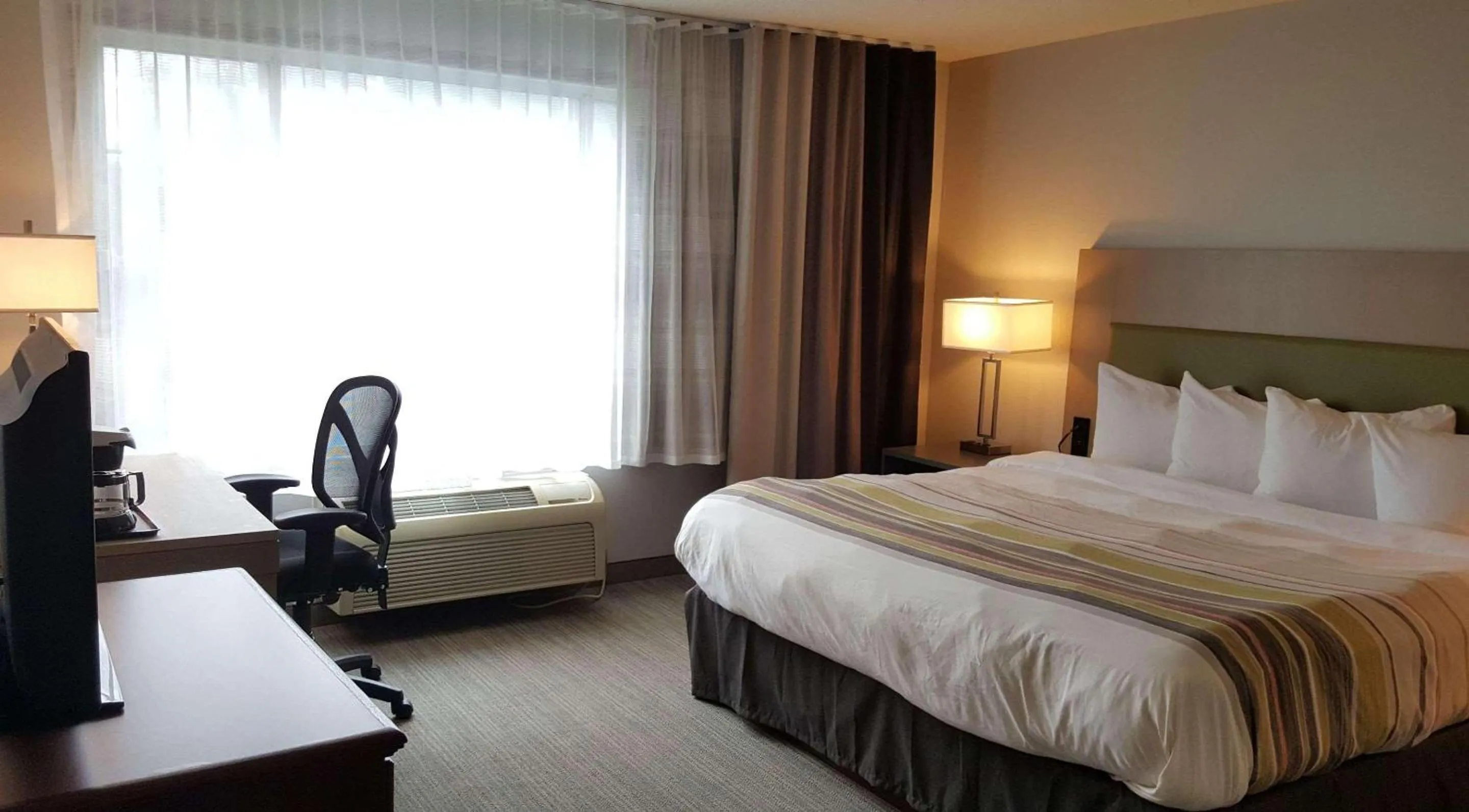 Bedroom in Country Inn & Suites by Radisson, Elk River, MN