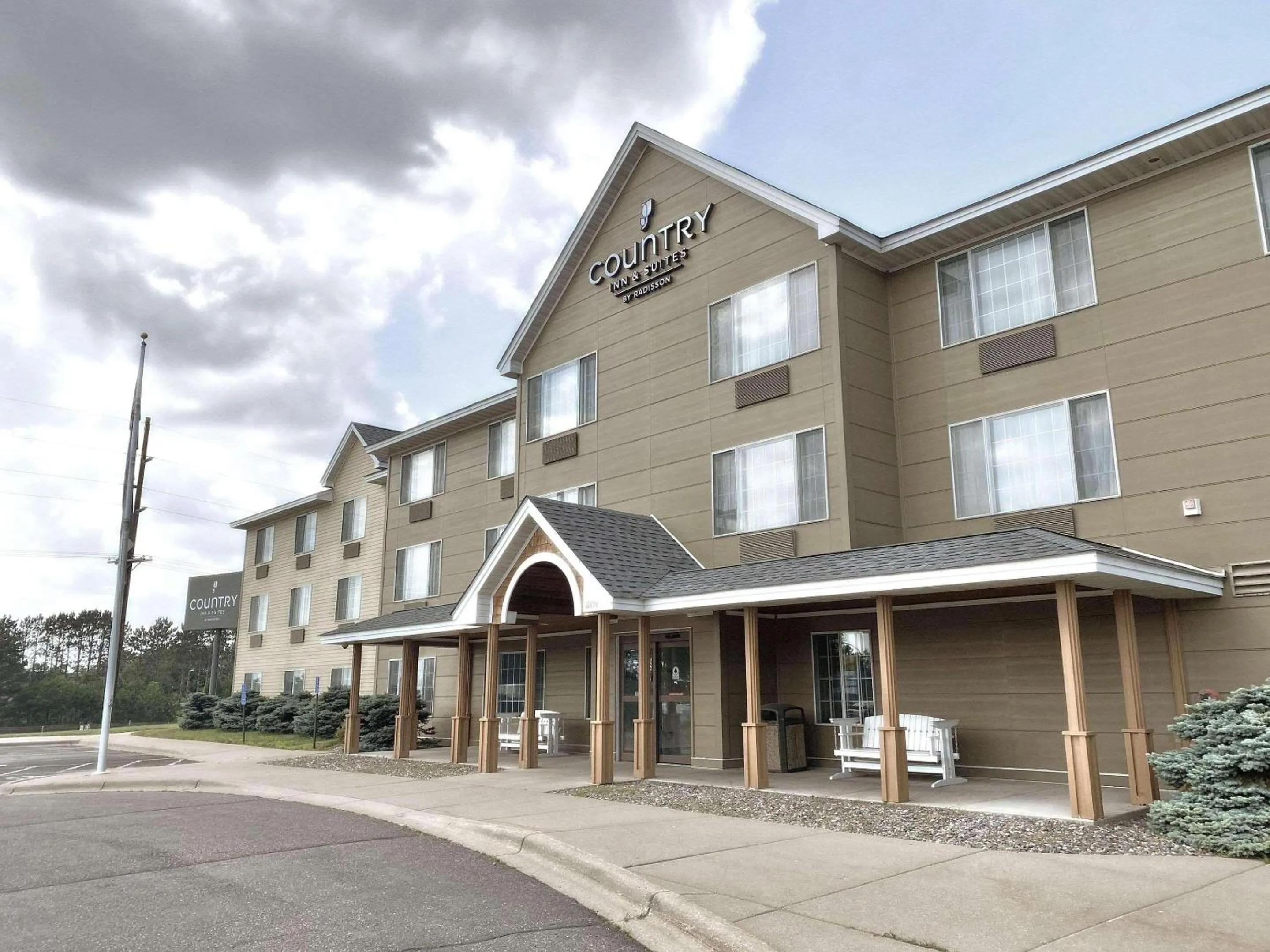 Property building in Country Inn & Suites by Radisson, Elk River, MN
