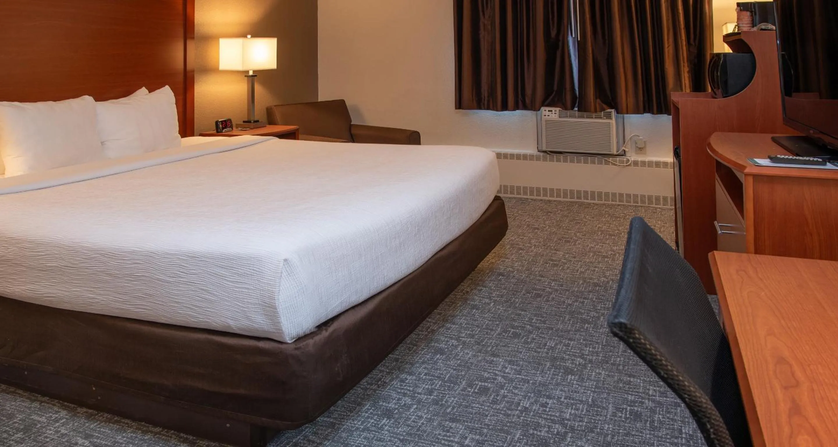 Bed in Quality Inn Stadium Area Green Bay Stadium