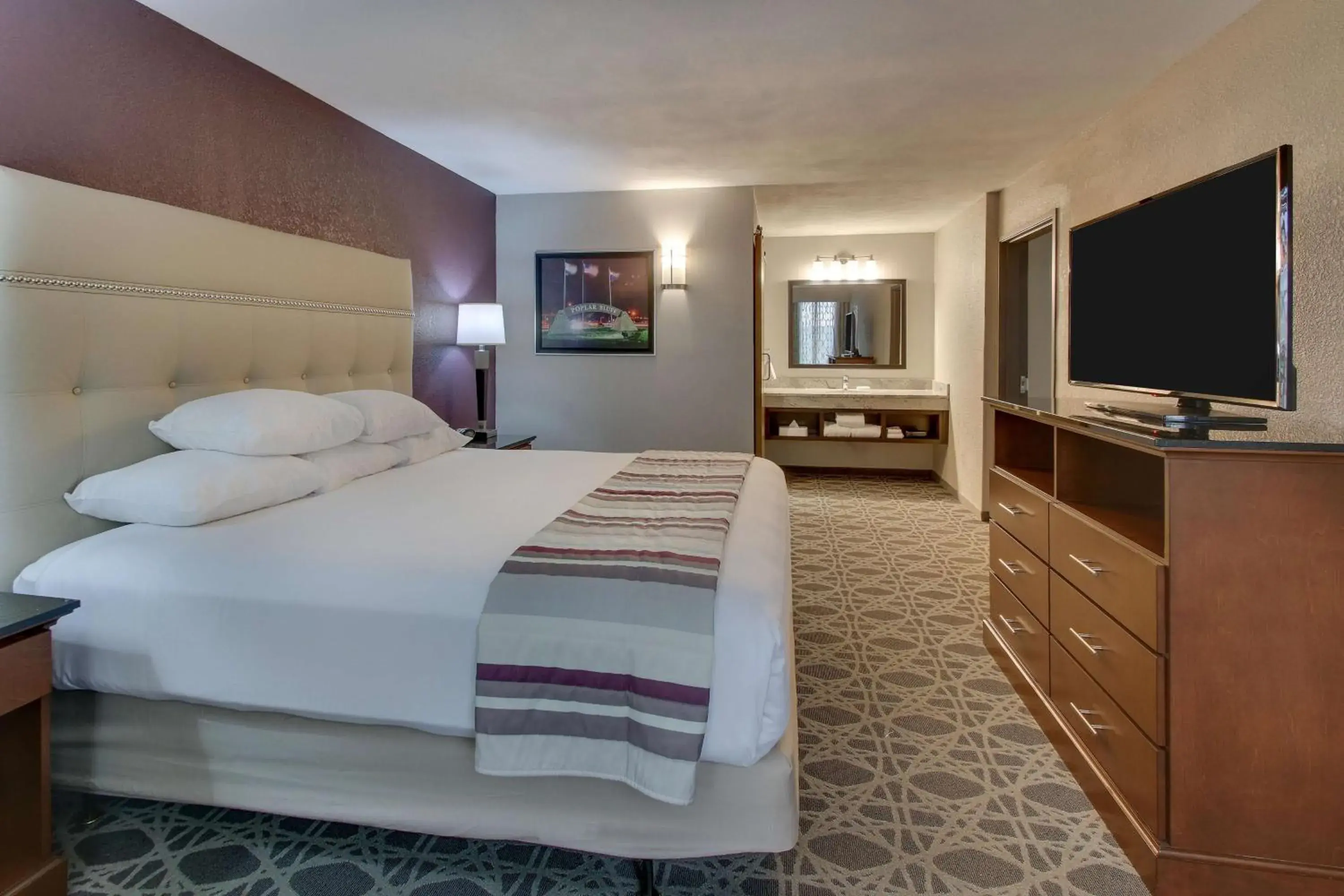 Photo of the whole room, Bed in Drury Inn & Suites Poplar Bluff Photo of the whole room, Bed in Drury Inn & Suites Poplar Bluff