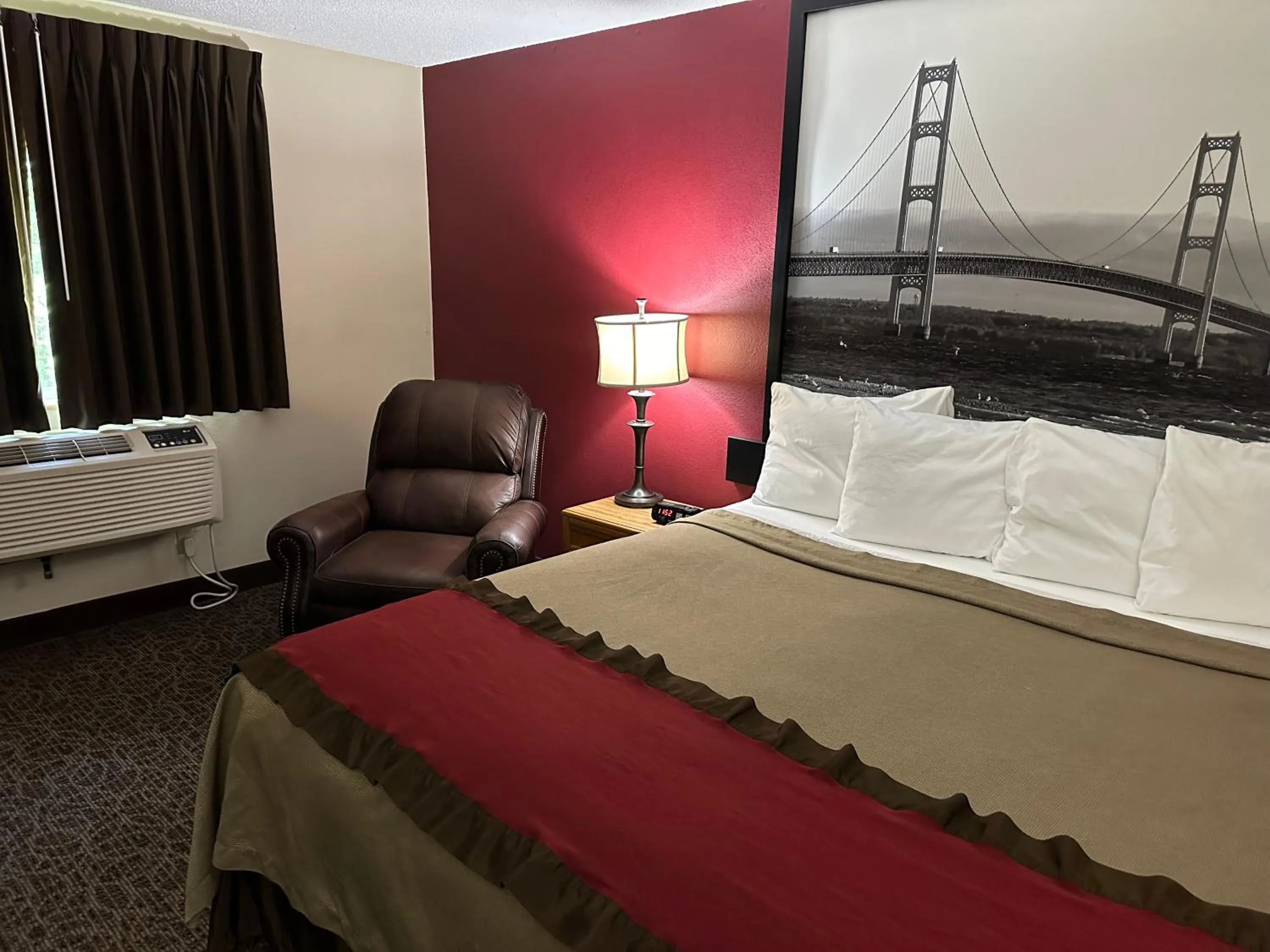 Photo of the whole room, Bed in Super 8 by Wyndham West Branch