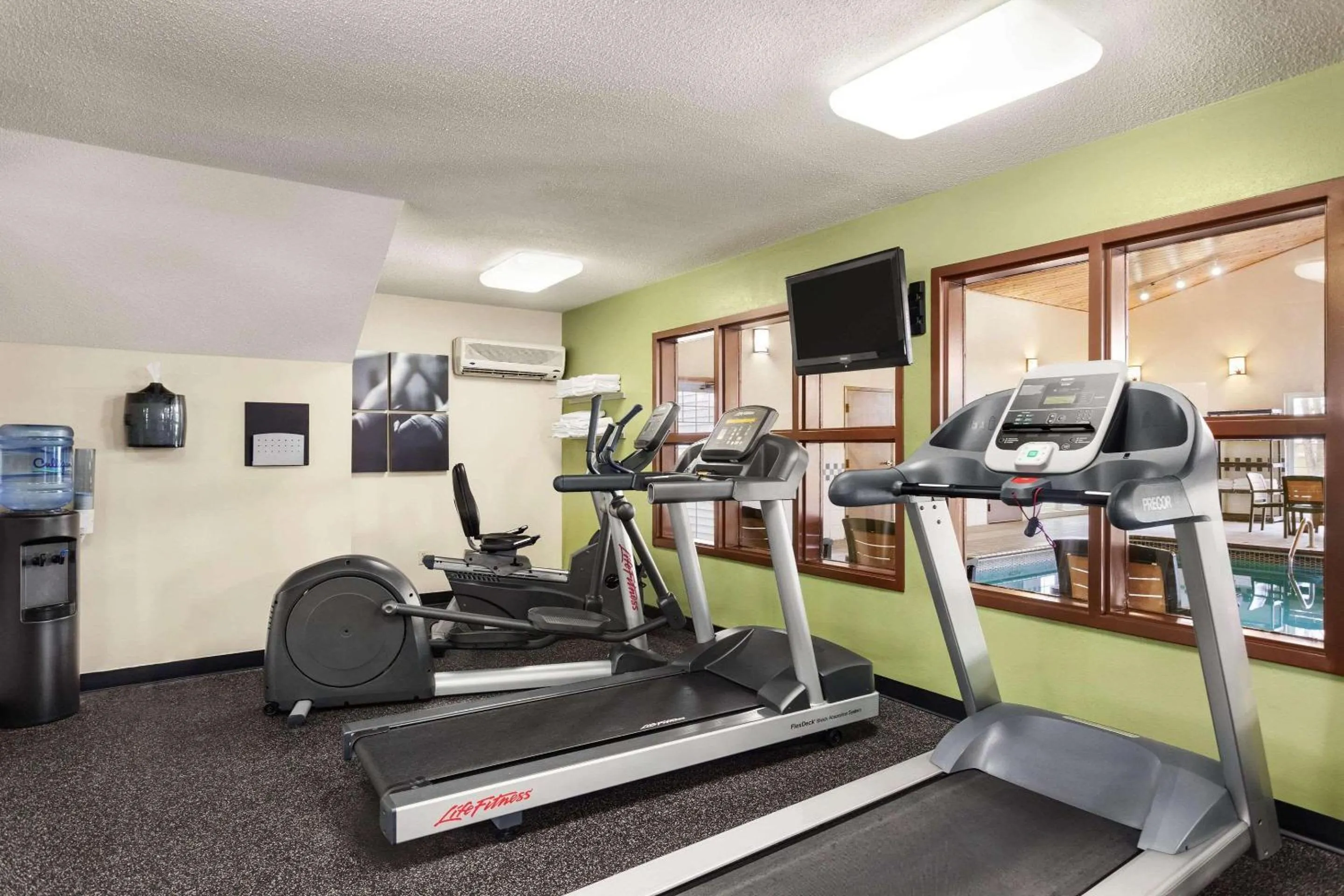 Fitness centre/facilities in Country Inn & Suites by Radisson, Ames, IA
