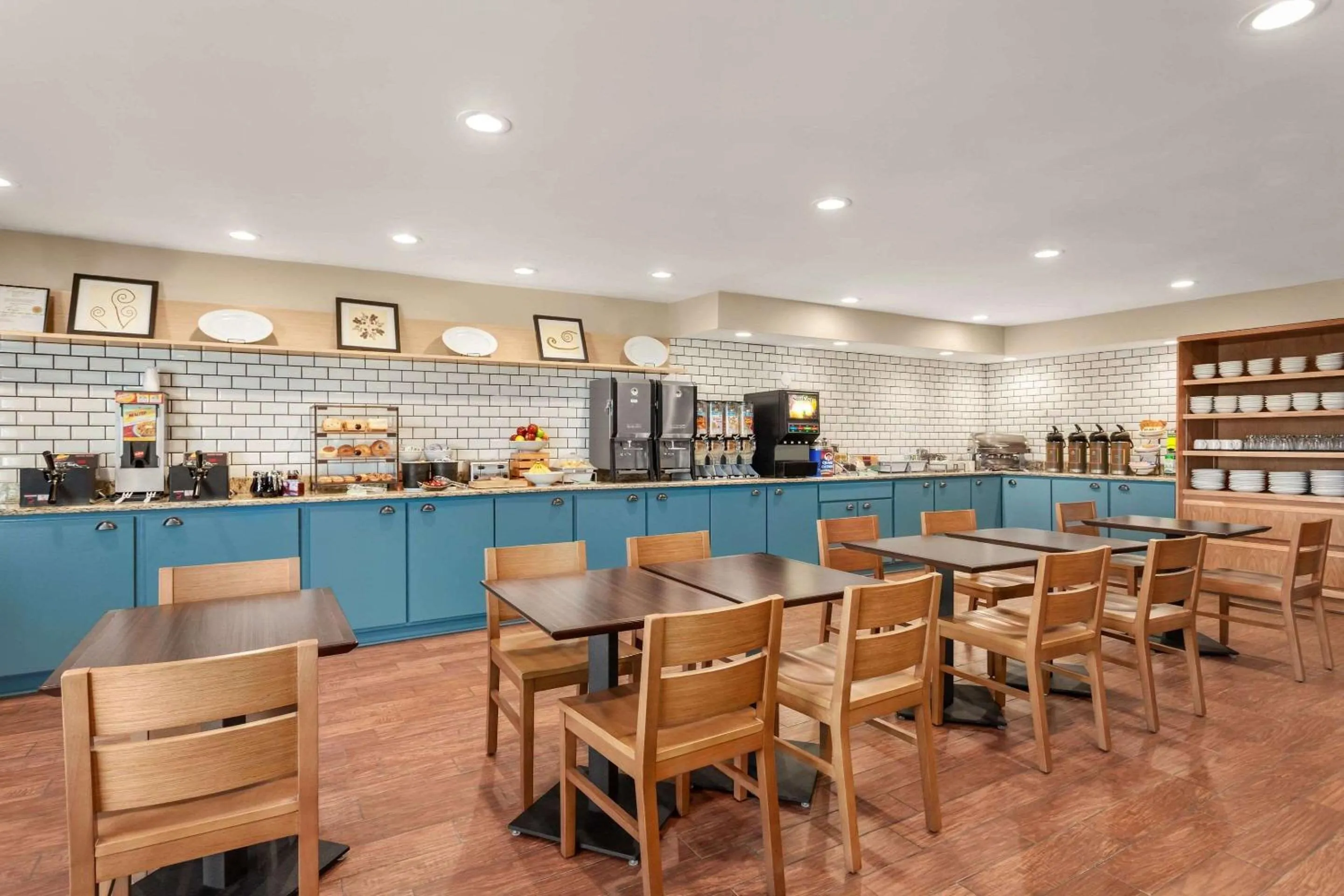 Breakfast in Country Inn & Suites by Radisson, Ames, IA