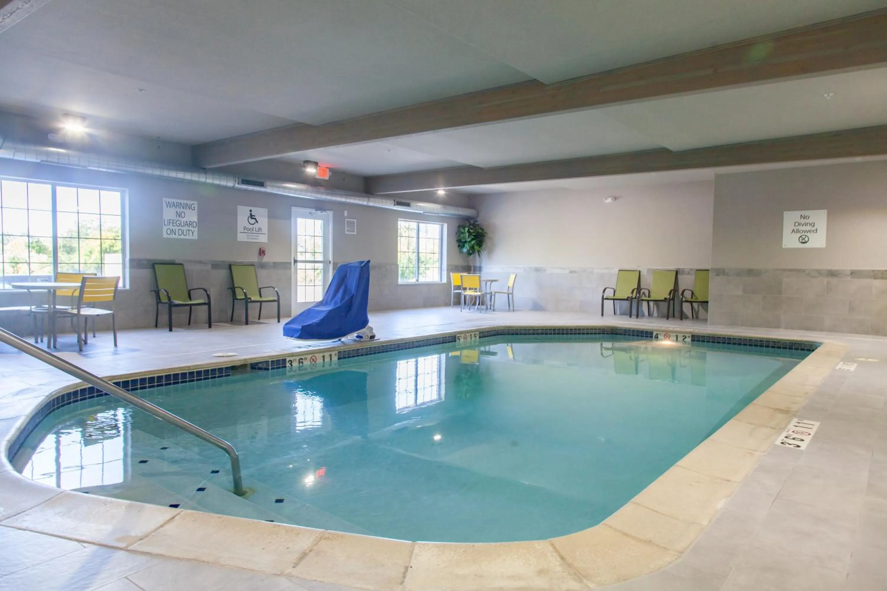 Swimming pool in Holiday Inn Express Jackson by IHG
