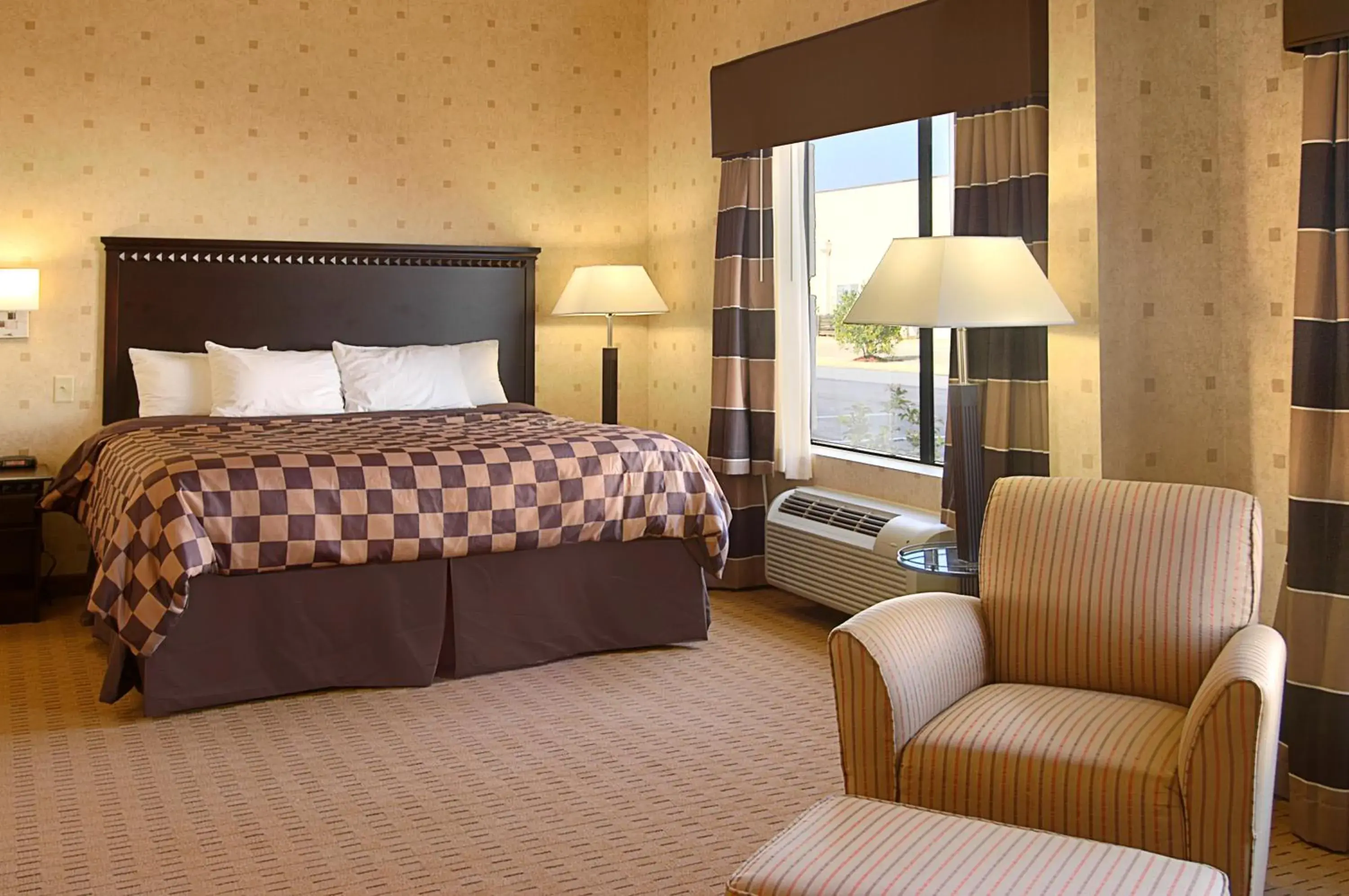 Bedroom, Bed in Wingate By Wyndham - Warner Robins Bedroom, Bed in Wingate By Wyndham - Warner Robins