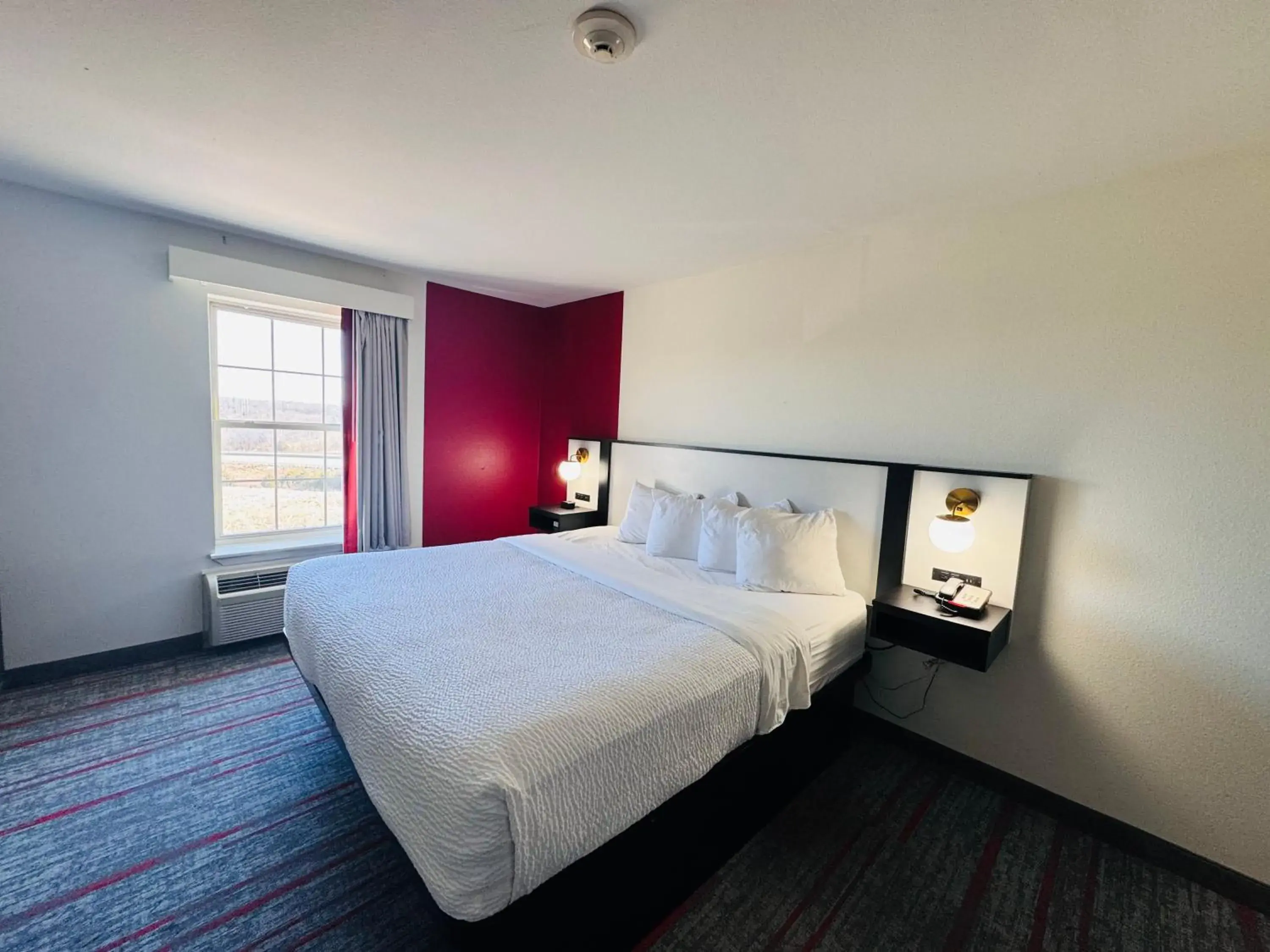 Bed in Ramada by Wyndham Sparta/At Speedway Bed in Ramada by Wyndham Sparta/At Speedway