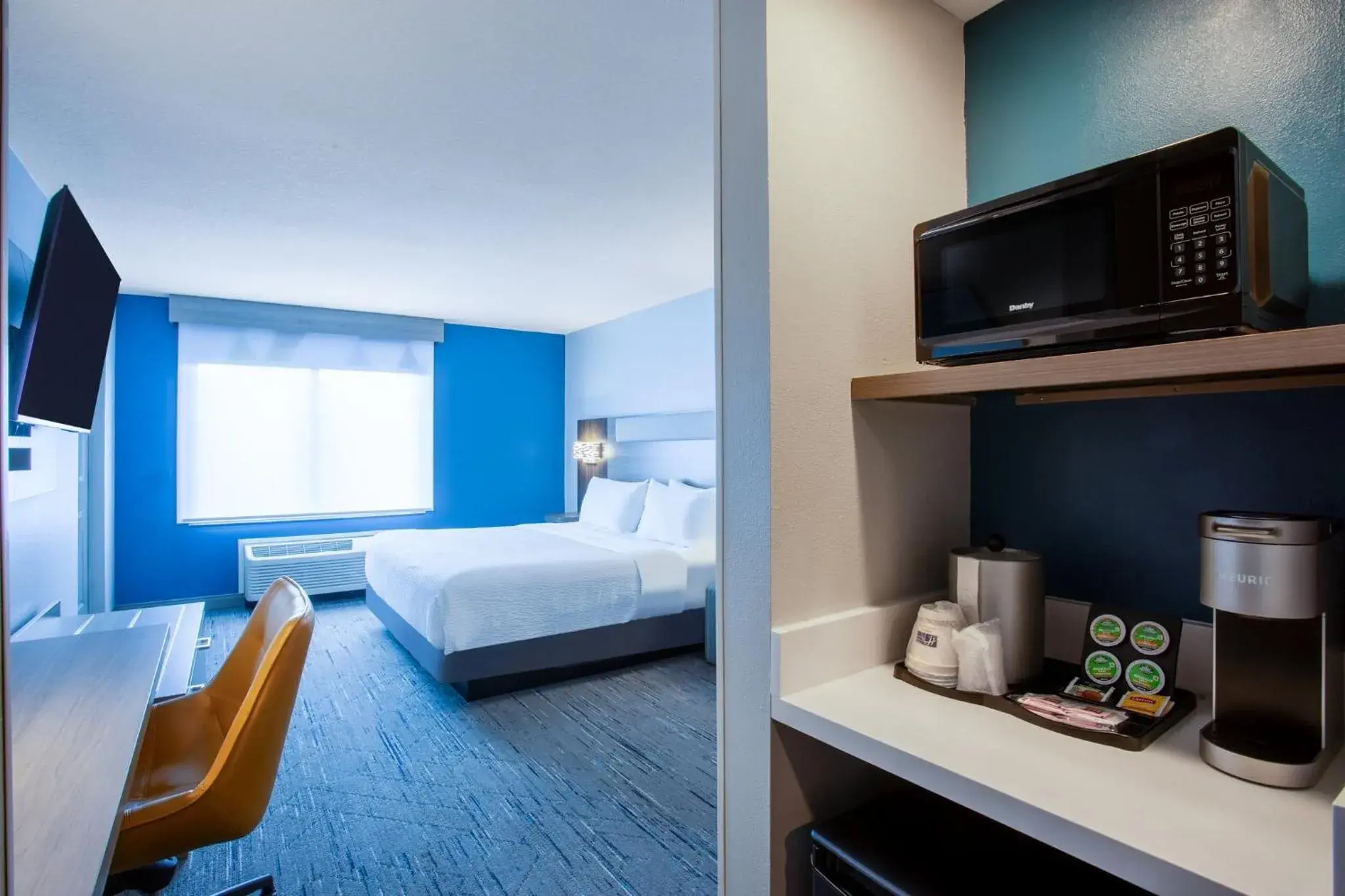 Photo of the whole room, Bed in Holiday Inn Express & Suites Bradenton East-Lakewood Ranch by IHG Photo of the whole room, Bed in Holiday Inn Express & Suites Bradenton East-Lakewood Ranch by IHG