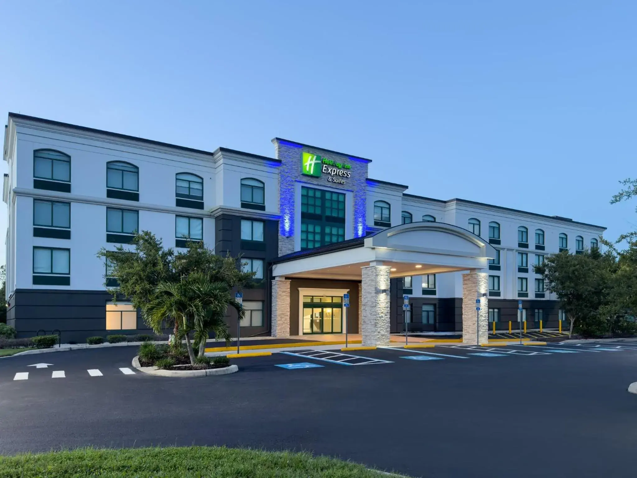 Property building in Holiday Inn Express & Suites Bradenton East-Lakewood Ranch by IHG Property building in Holiday Inn Express & Suites Bradenton East-Lakewood Ranch by IHG