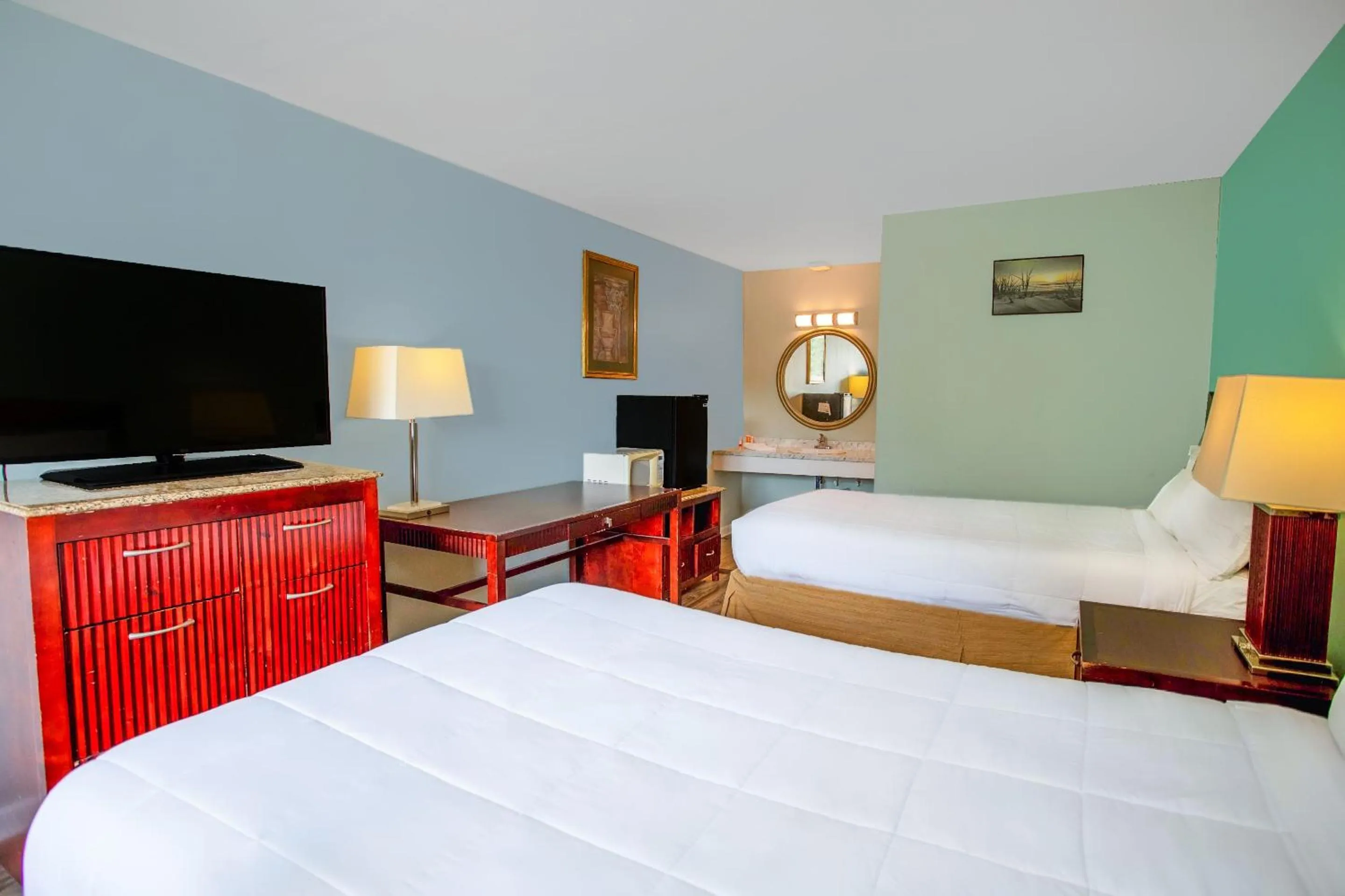 Bedroom, Bed in OYO Inn Kernersville