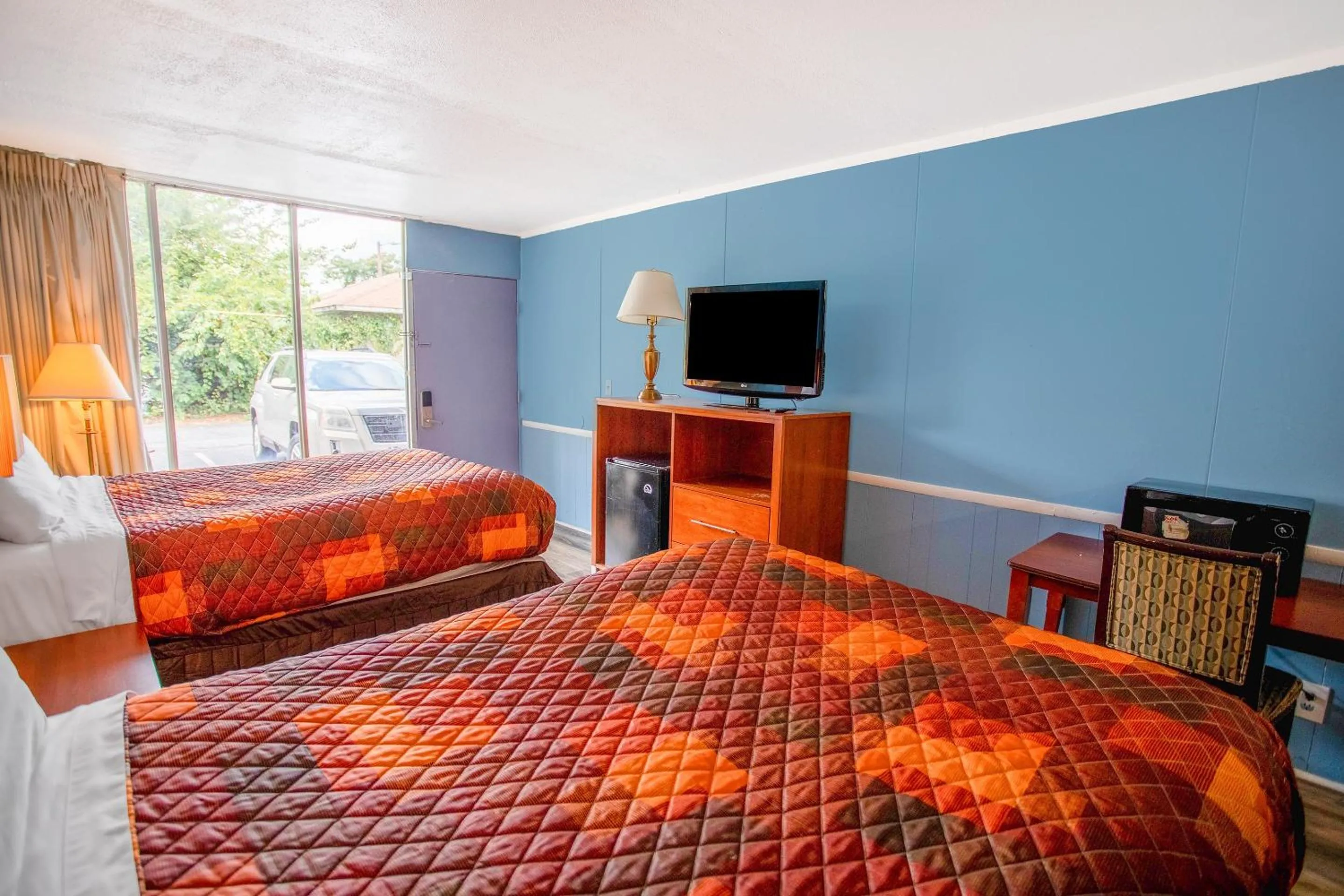 Bedroom, Bed in OYO Inn Kernersville